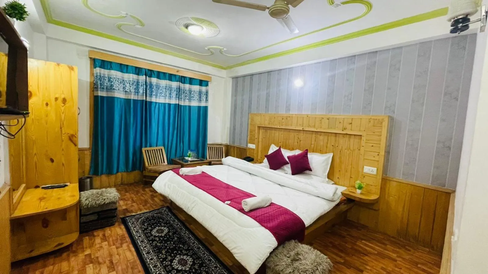 Bed in Hotel Hilltop At Mall Road Manali With Open Terrace