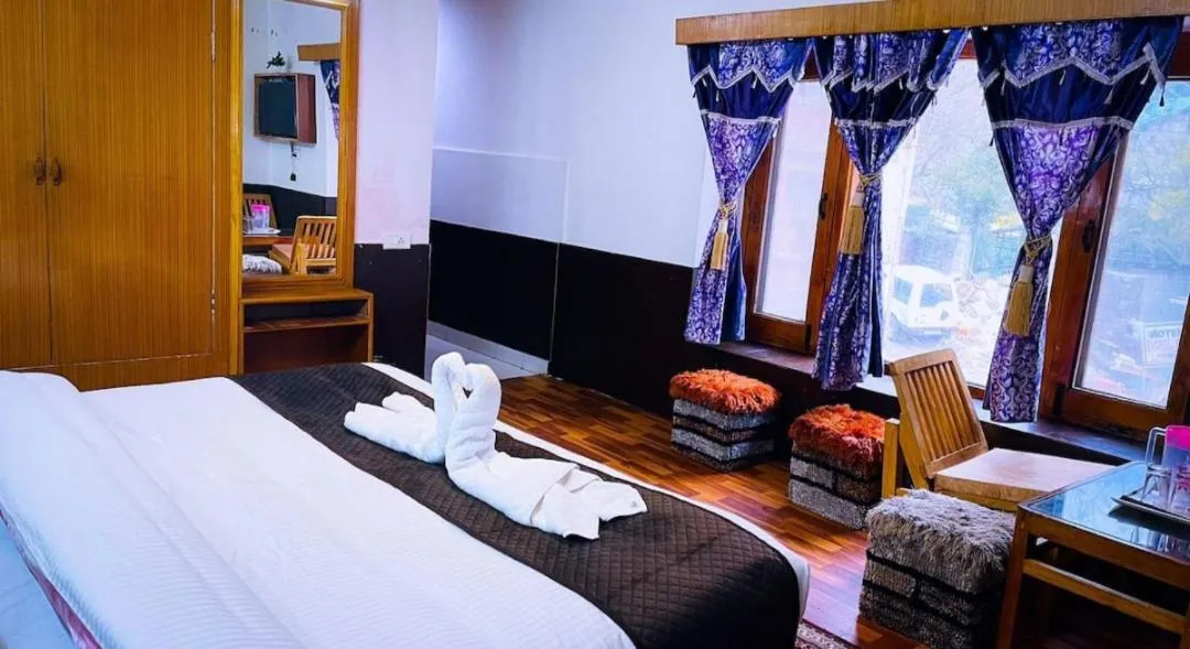 Bed in Hotel Hilltop At Mall Road Manali With Open Terrace