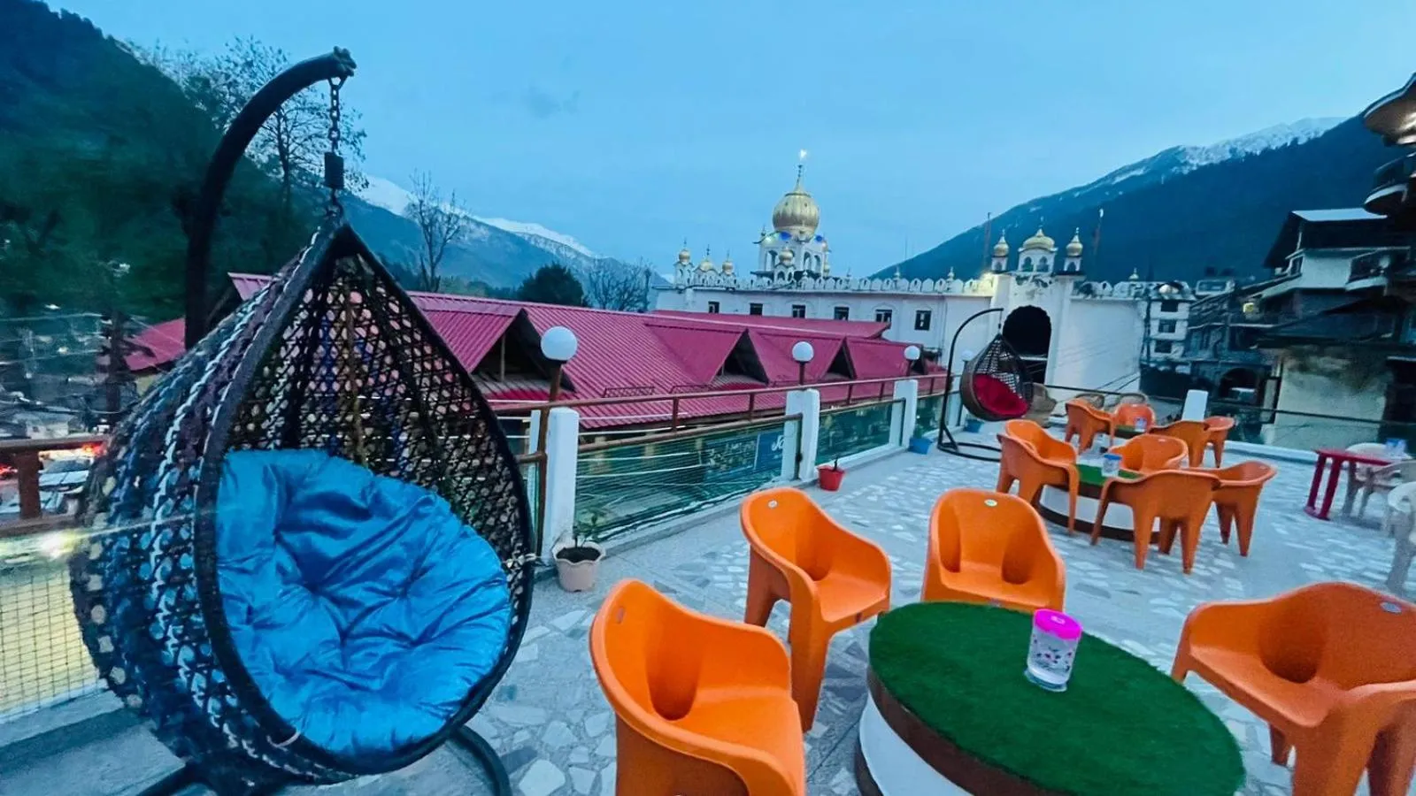 Hotel Hilltop At Mall Road Manali With Open Terrace