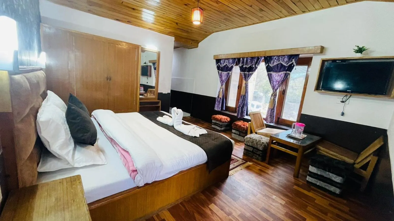Photo of the whole room, Bed in Hotel Hilltop At Mall Road Manali With Open Terrace