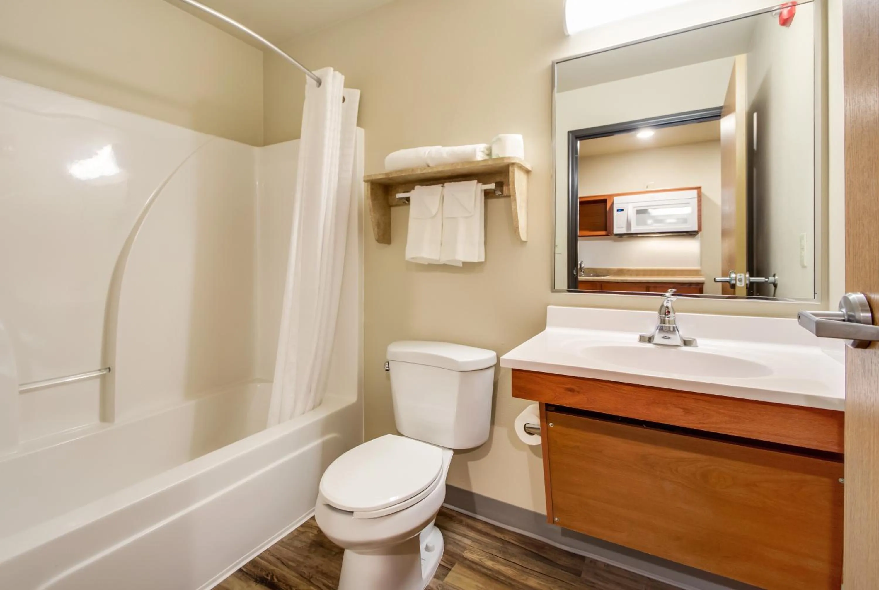 Bathroom in Econo Lodge Burlington I-70