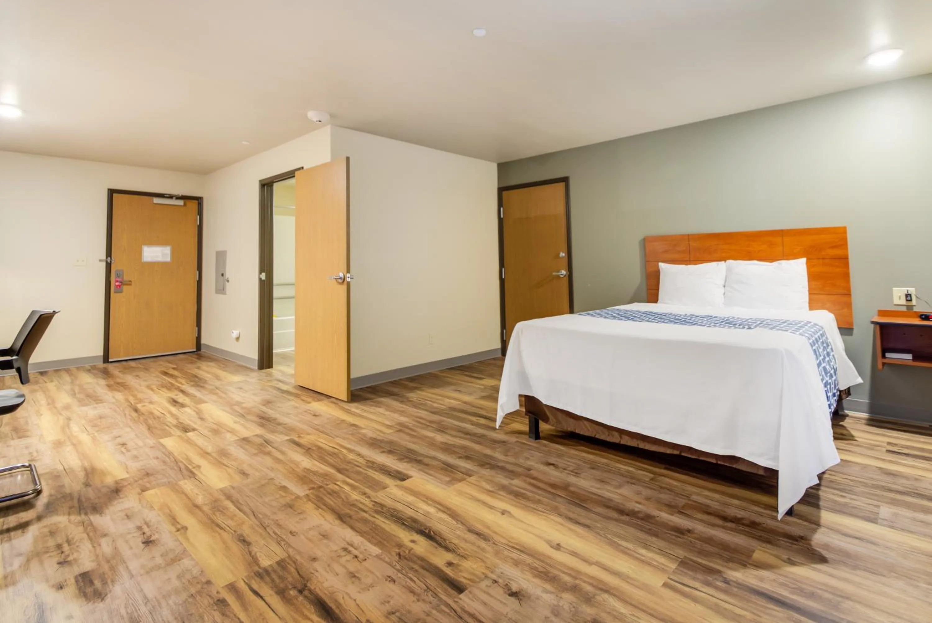 Bedroom, Bed in Econo Lodge Burlington I-70