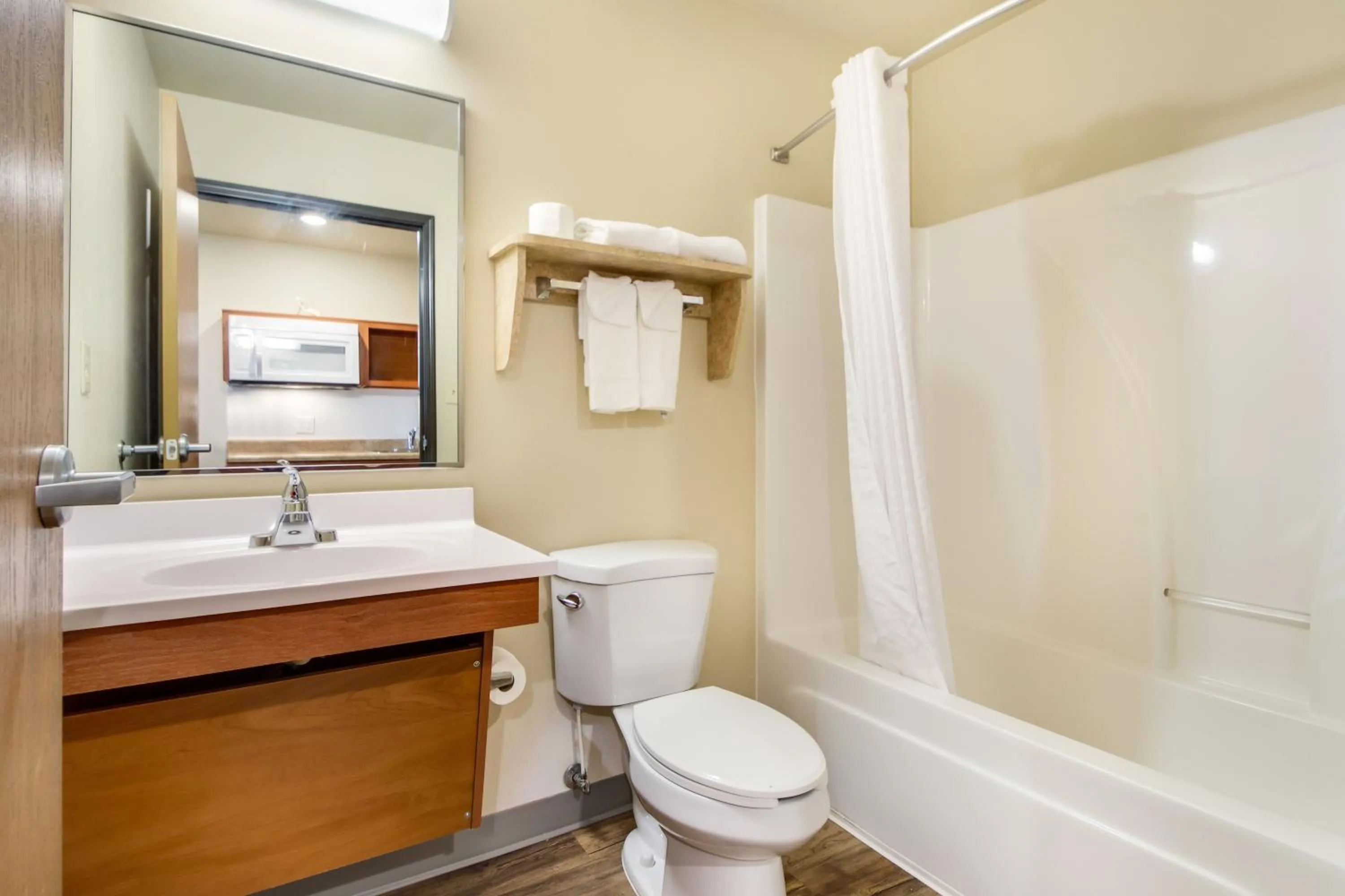 Bathroom in Econo Lodge Burlington I-70