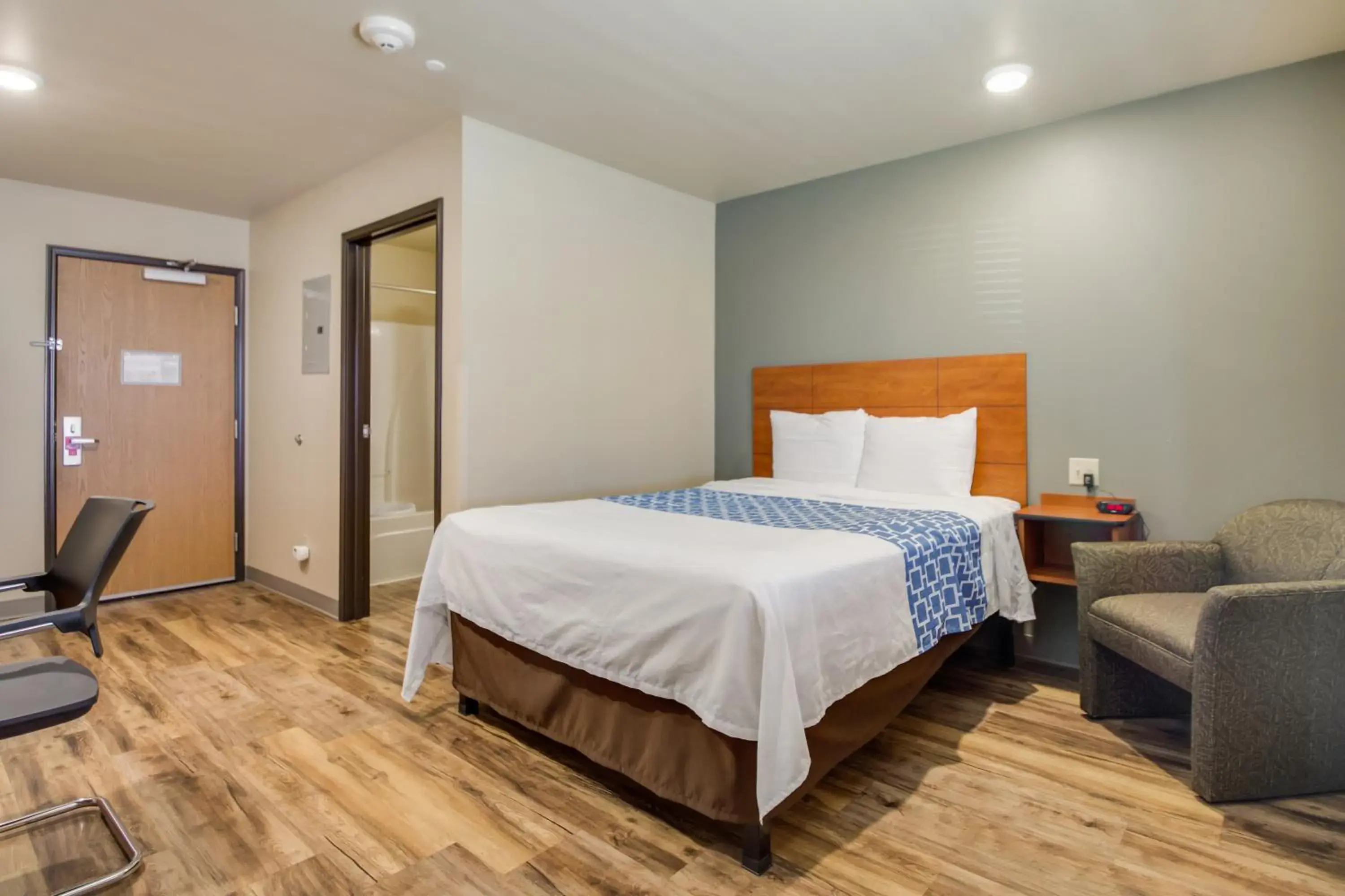 Queen Room - Non-Smoking in Econo Lodge Burlington I-70 Queen Room - Non-Smoking in Econo Lodge Burlington I-70