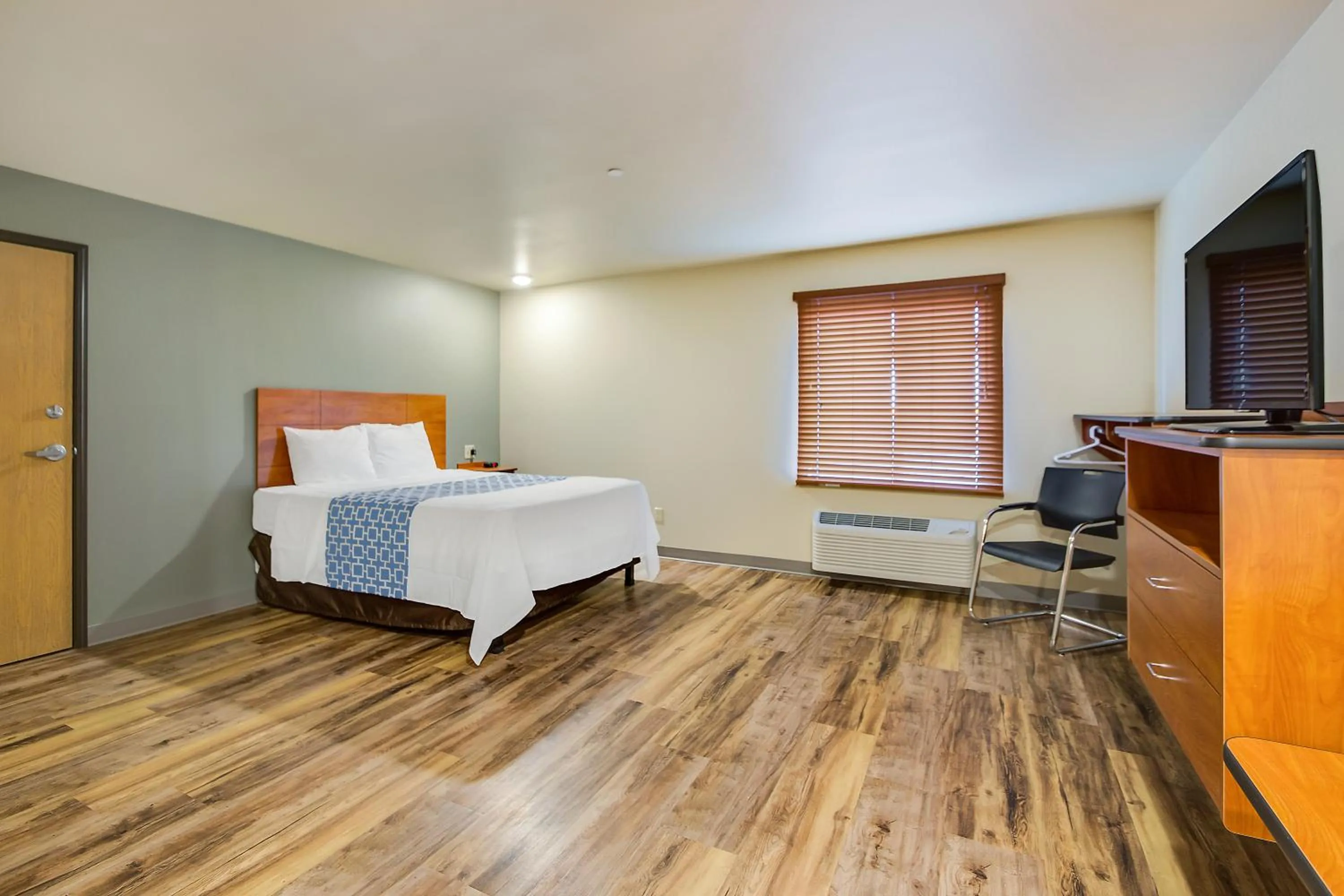 Bedroom, Bed in Econo Lodge Burlington I-70