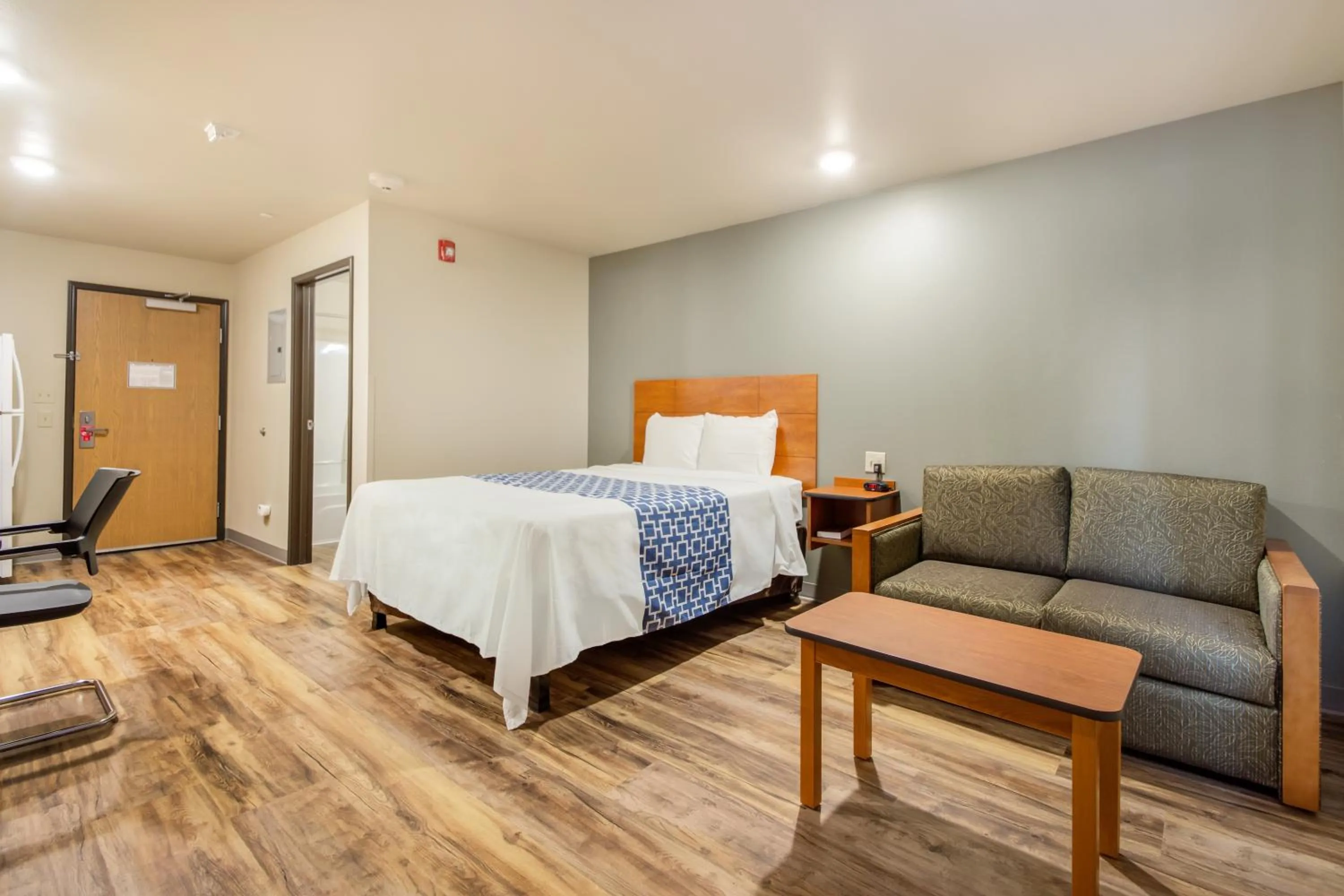 Bedroom, Bed in Econo Lodge Burlington I-70