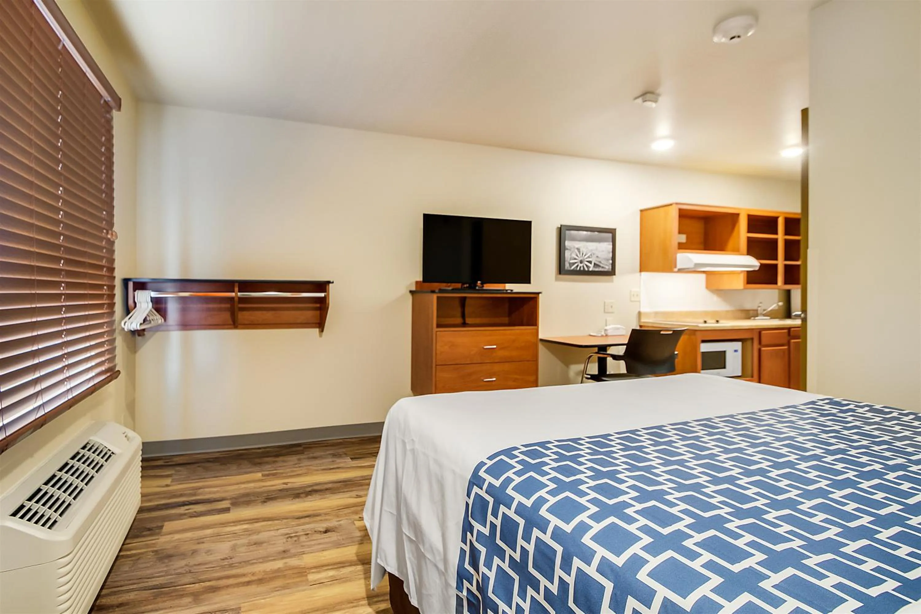 Bedroom, Bed in Econo Lodge Burlington I-70