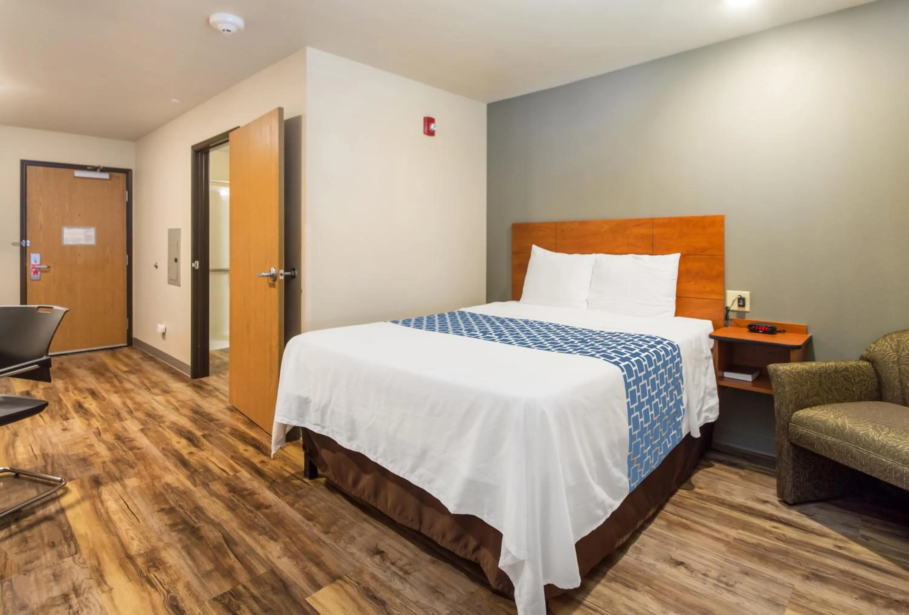 Bedroom, Bed in Econo Lodge Burlington I-70