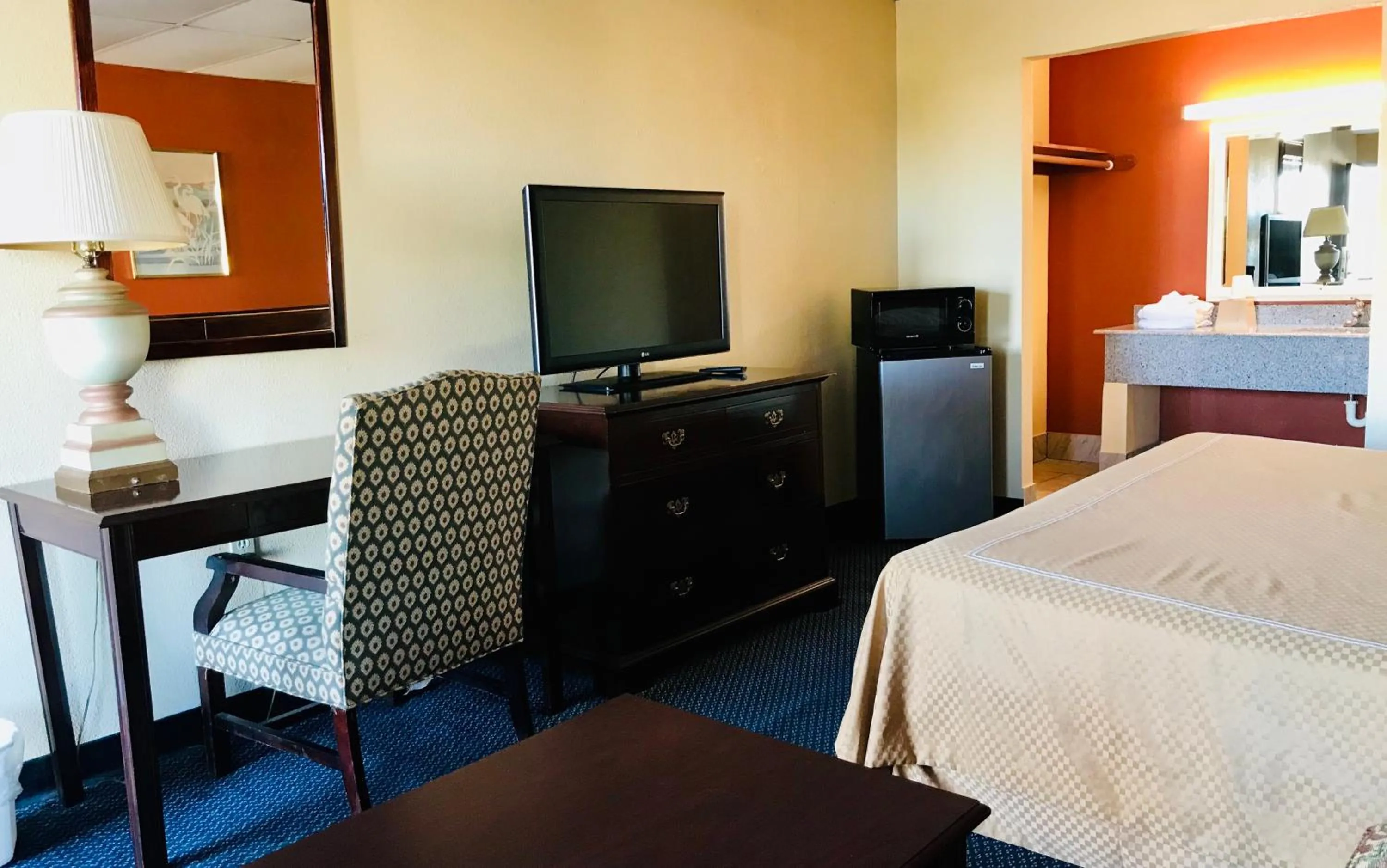 TV and multimedia, Bed in Executive Inn Texarkana