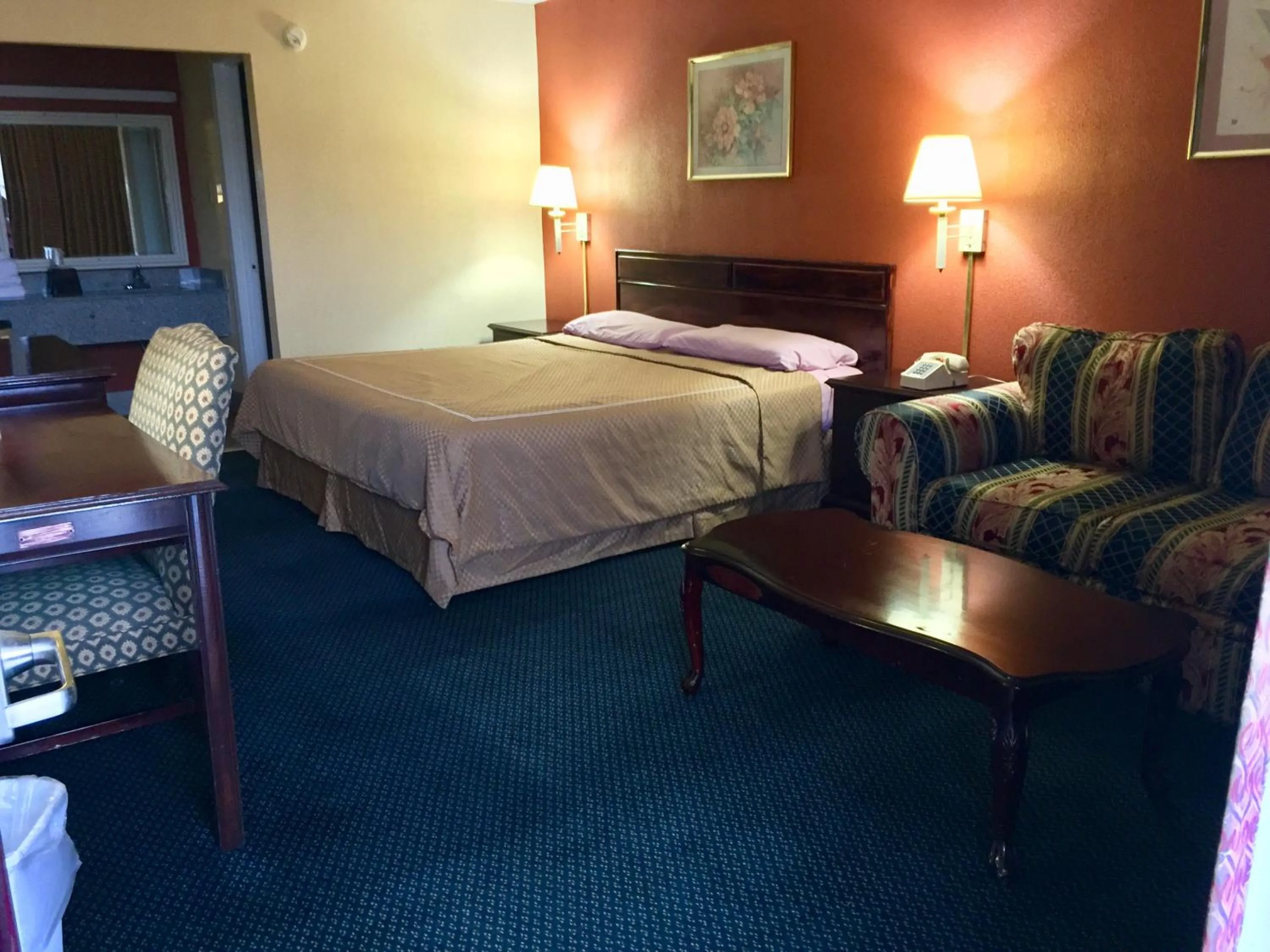 Seating area, Bed in Executive Inn Texarkana