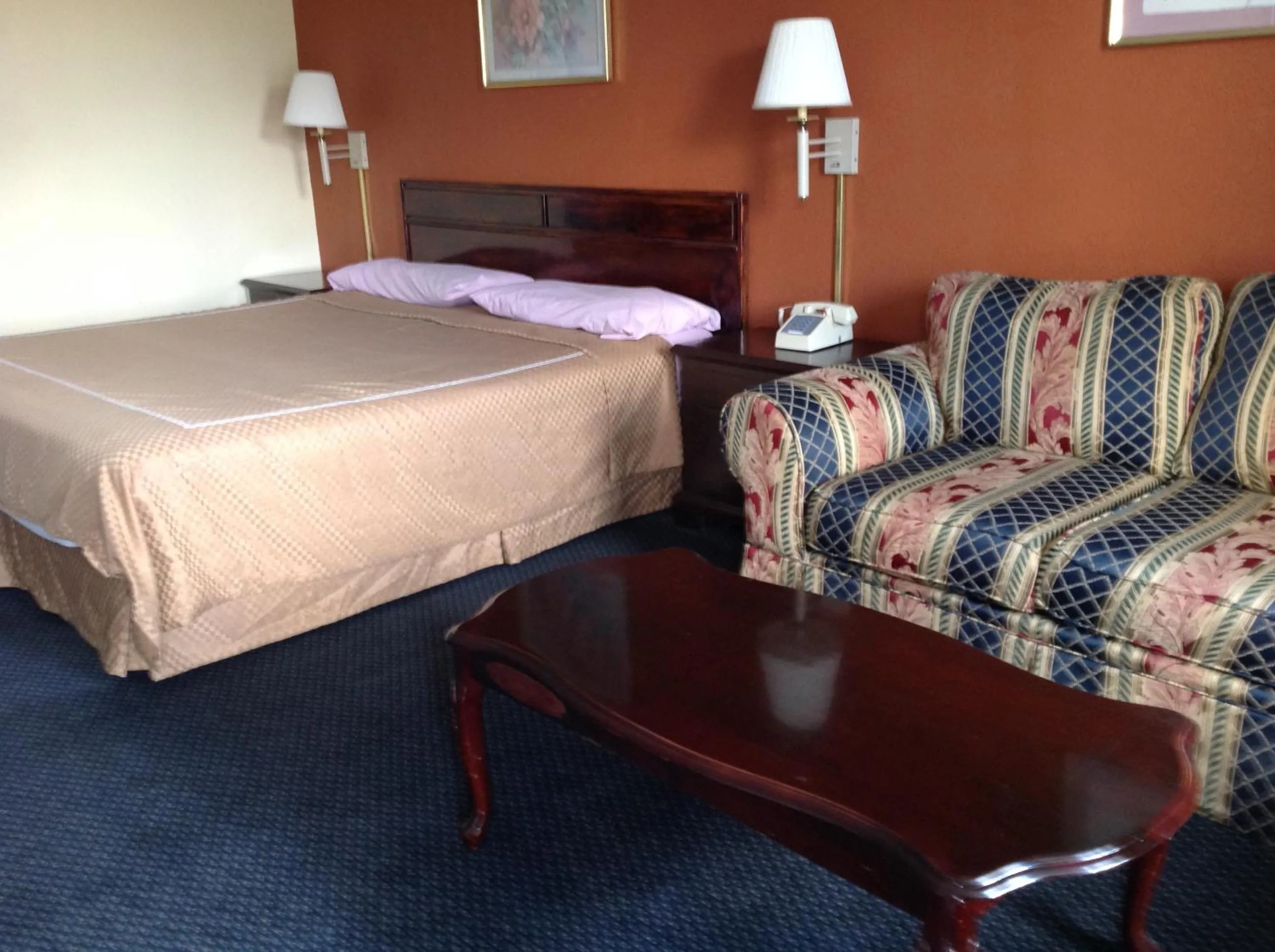 Seating area, Bed in Executive Inn Texarkana
