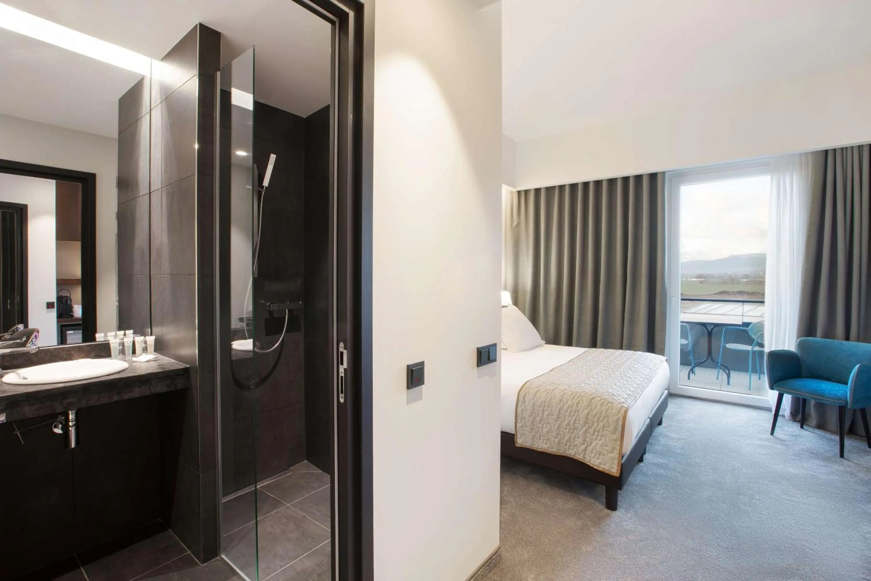 Bathroom, Bed in Best Western Plus Hotel & Restaurant Les Humanistes Colmar Nord