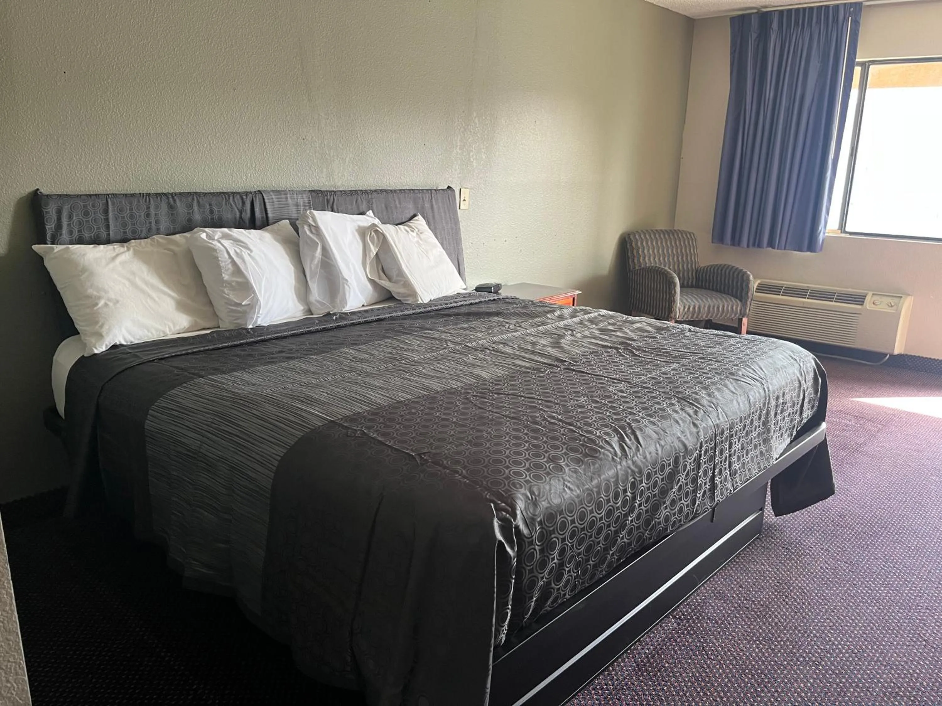 Bed in Hallmark Inn and Suites