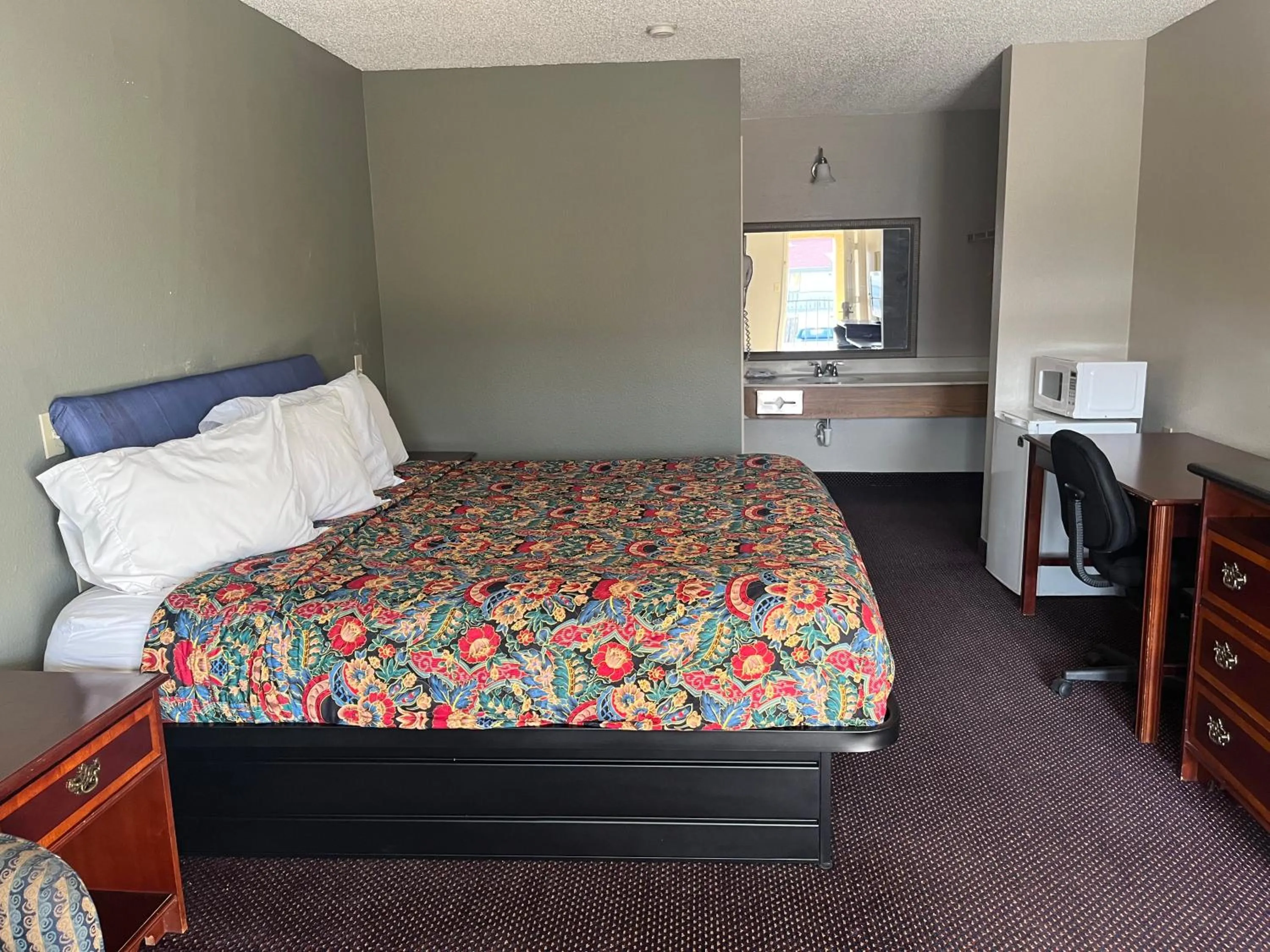 Bed in Hallmark Inn and Suites