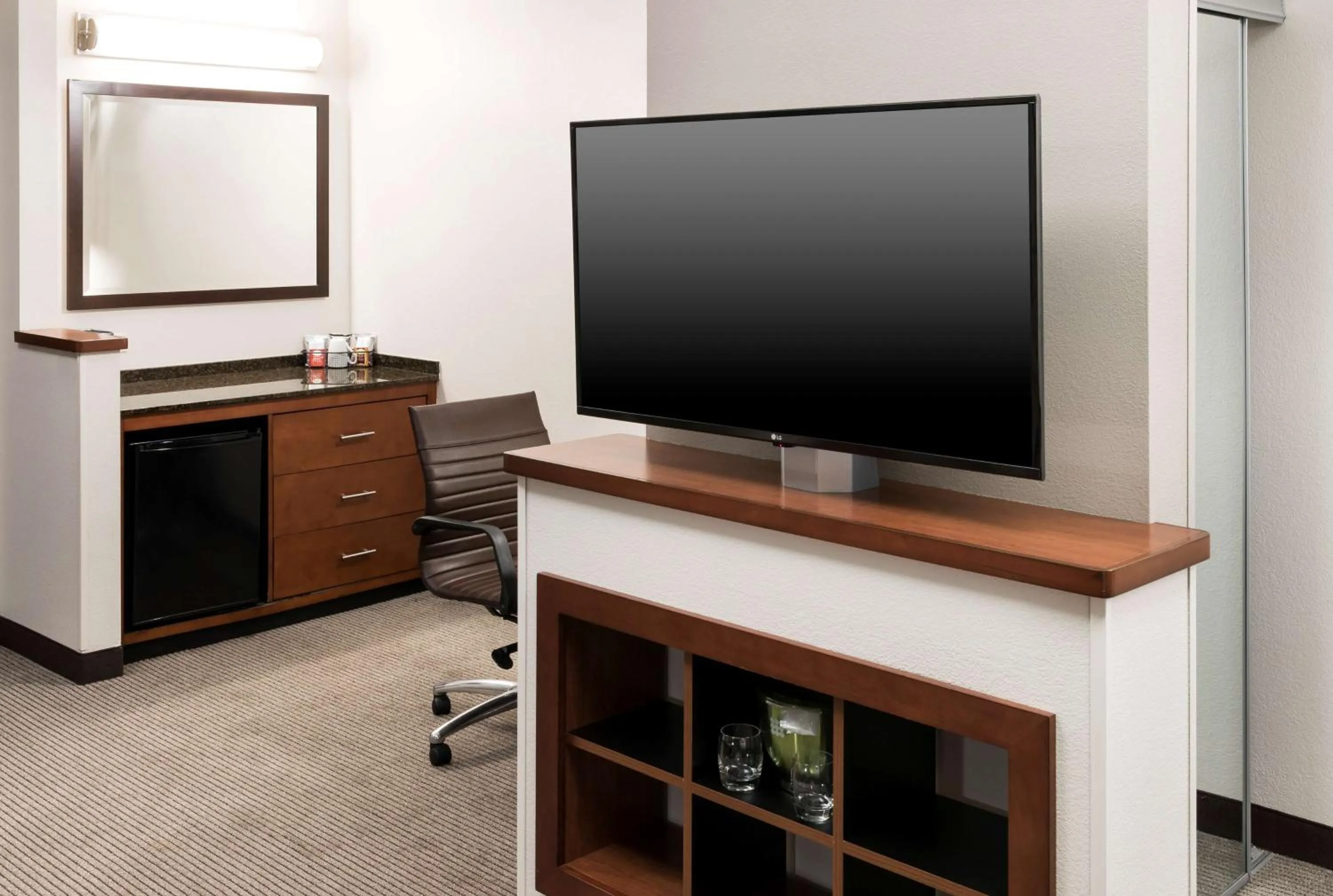 Photo of the whole room in Hyatt Place Jacksonville Airport