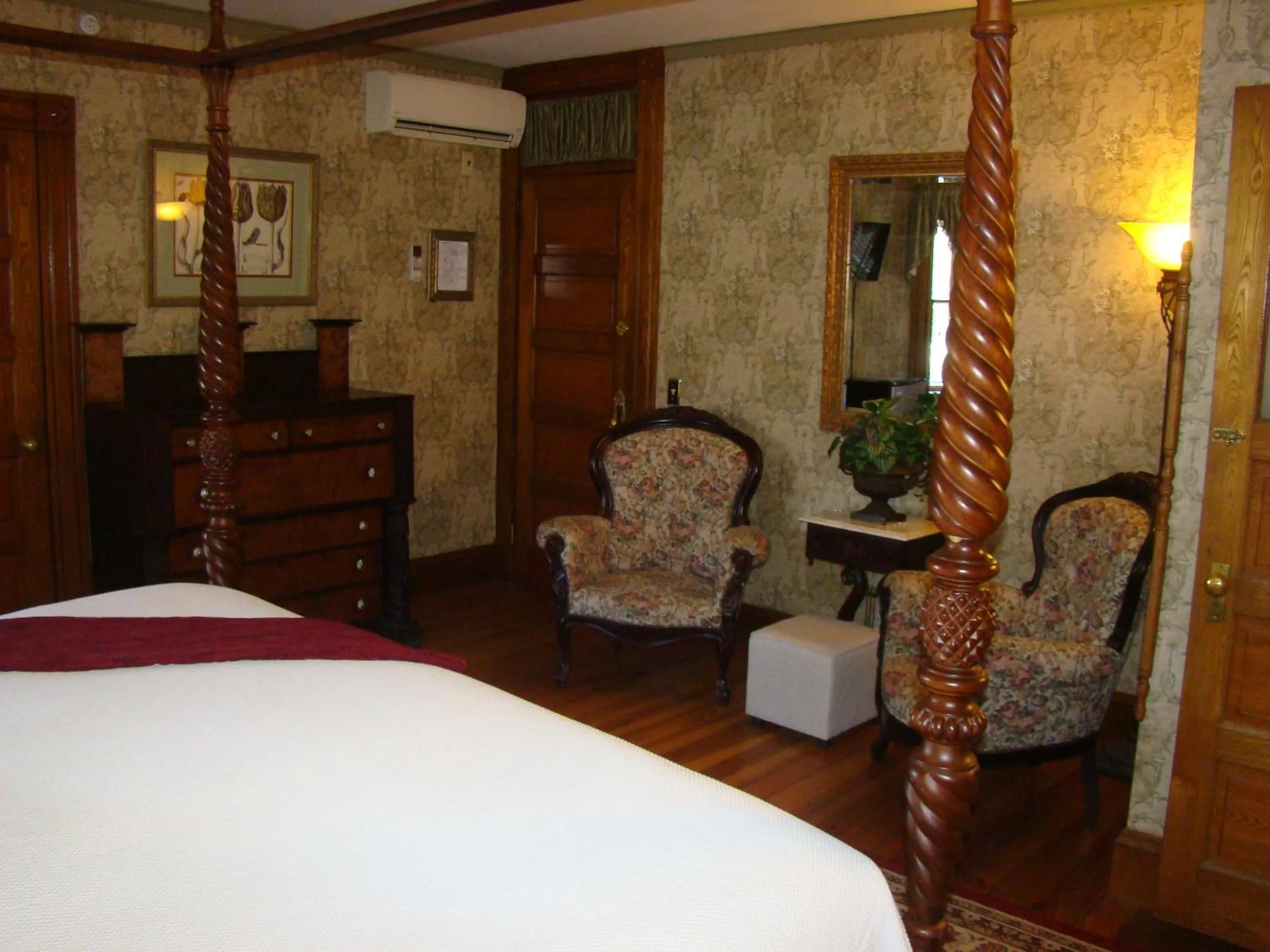 Seating area, Bed in The Village Inn of Woodstock