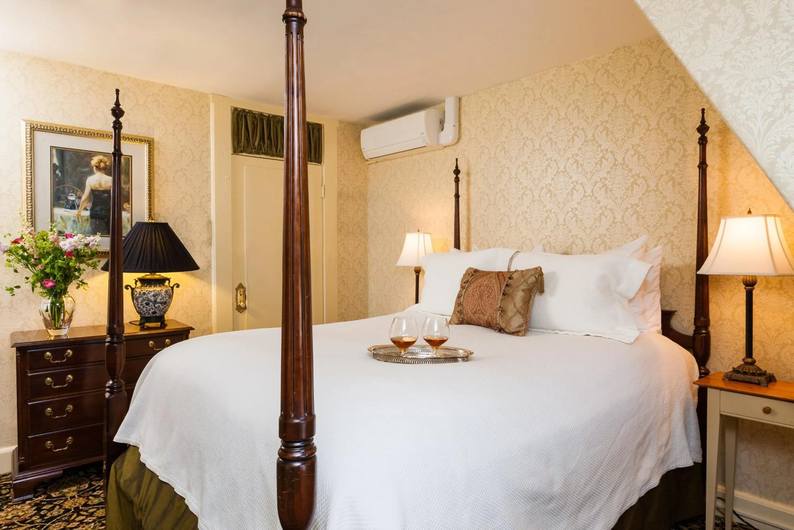 Bed in The Village Inn of Woodstock