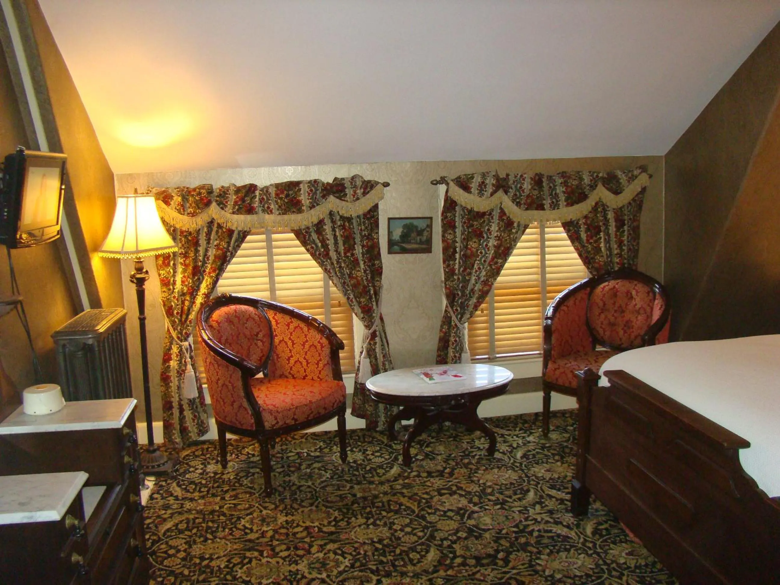 Seating area, Bed in The Village Inn of Woodstock