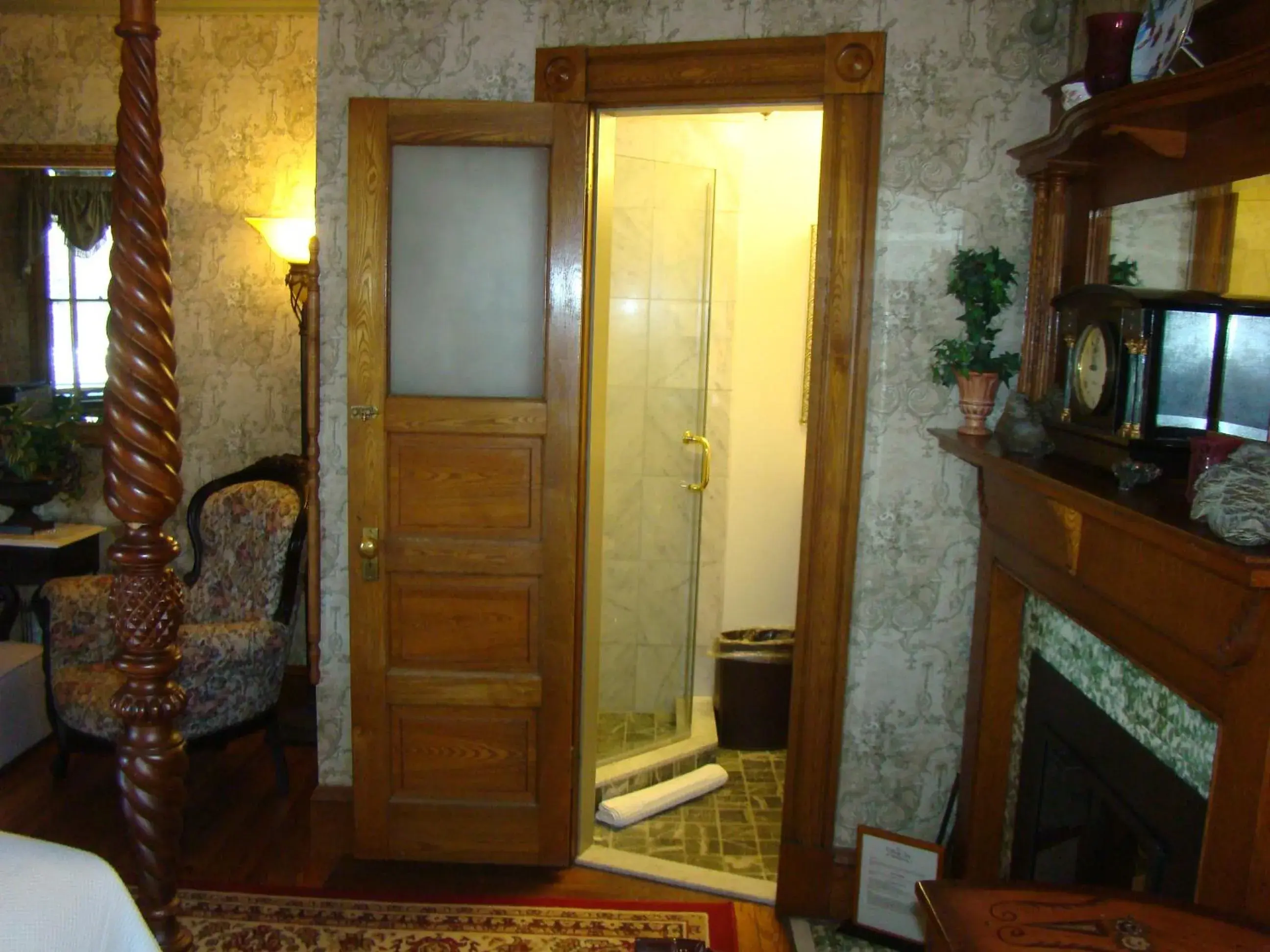 Deluxe King Room in The Village Inn of Woodstock Deluxe King Room in The Village Inn of Woodstock