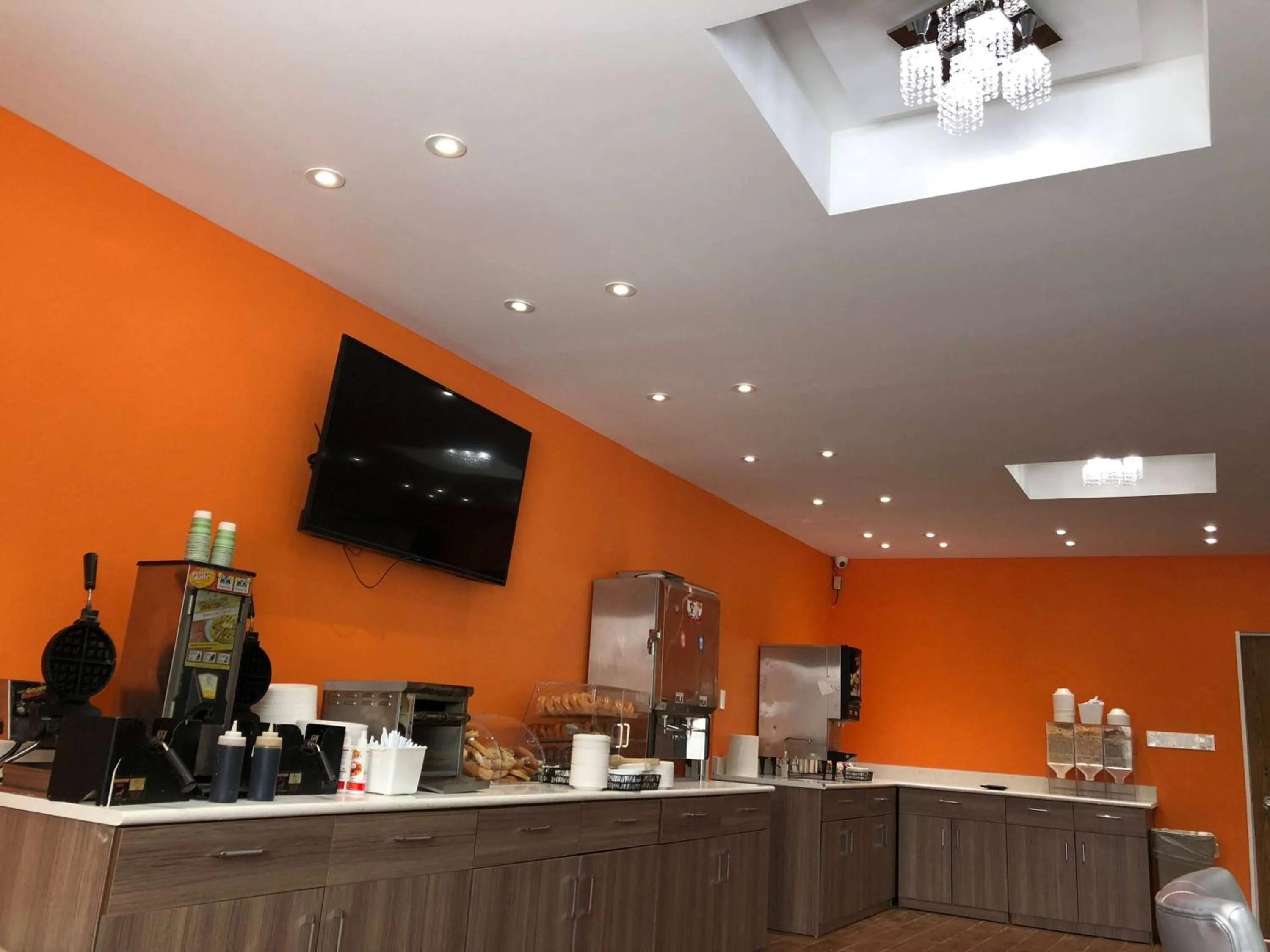 Restaurant/places to eat, Kitchen/Kitchenette in Howard Johnson by Wyndham Harrisburg