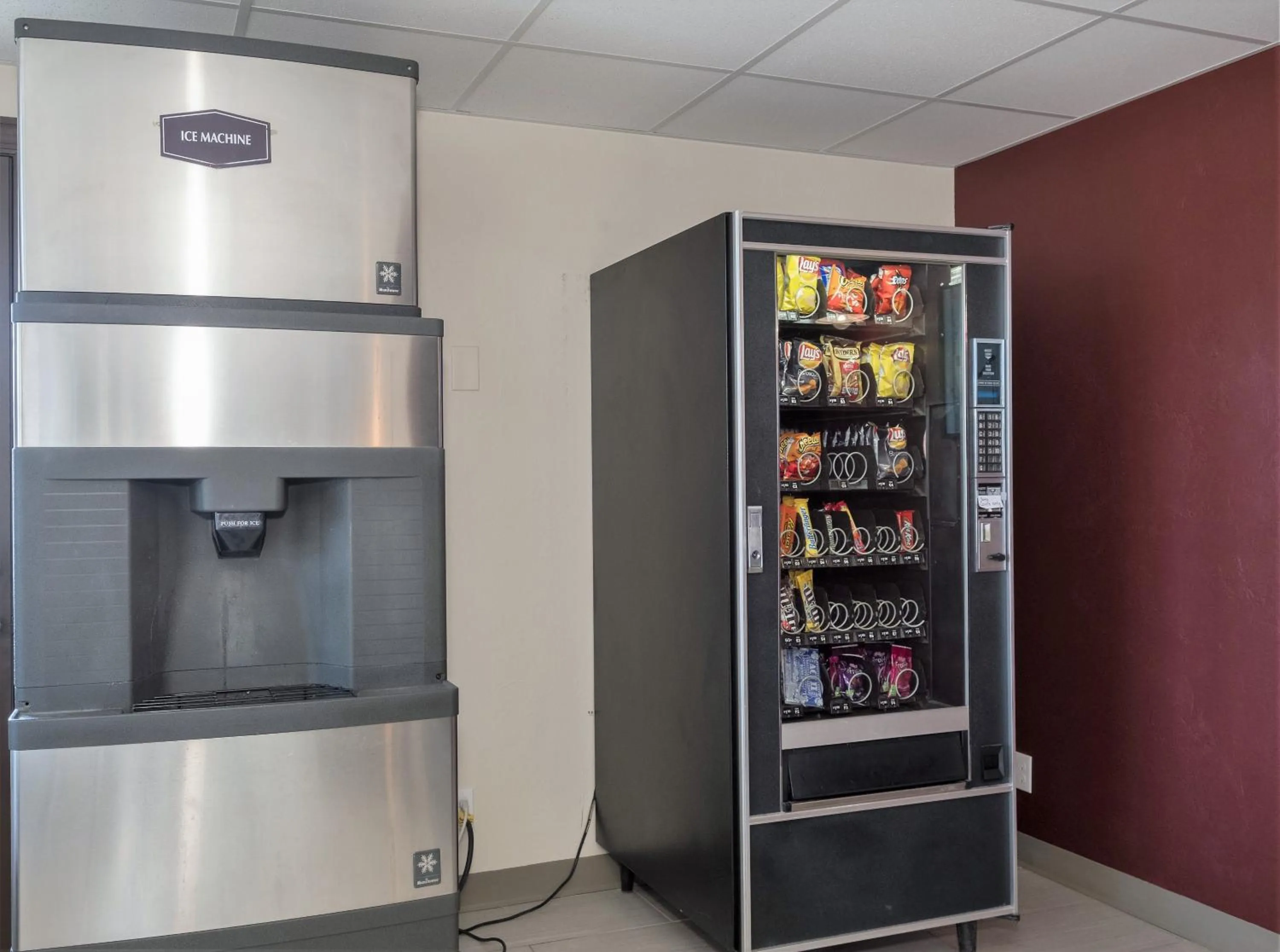 Photo of the whole room in Red Roof Inn Vermillion - U of South Dakota