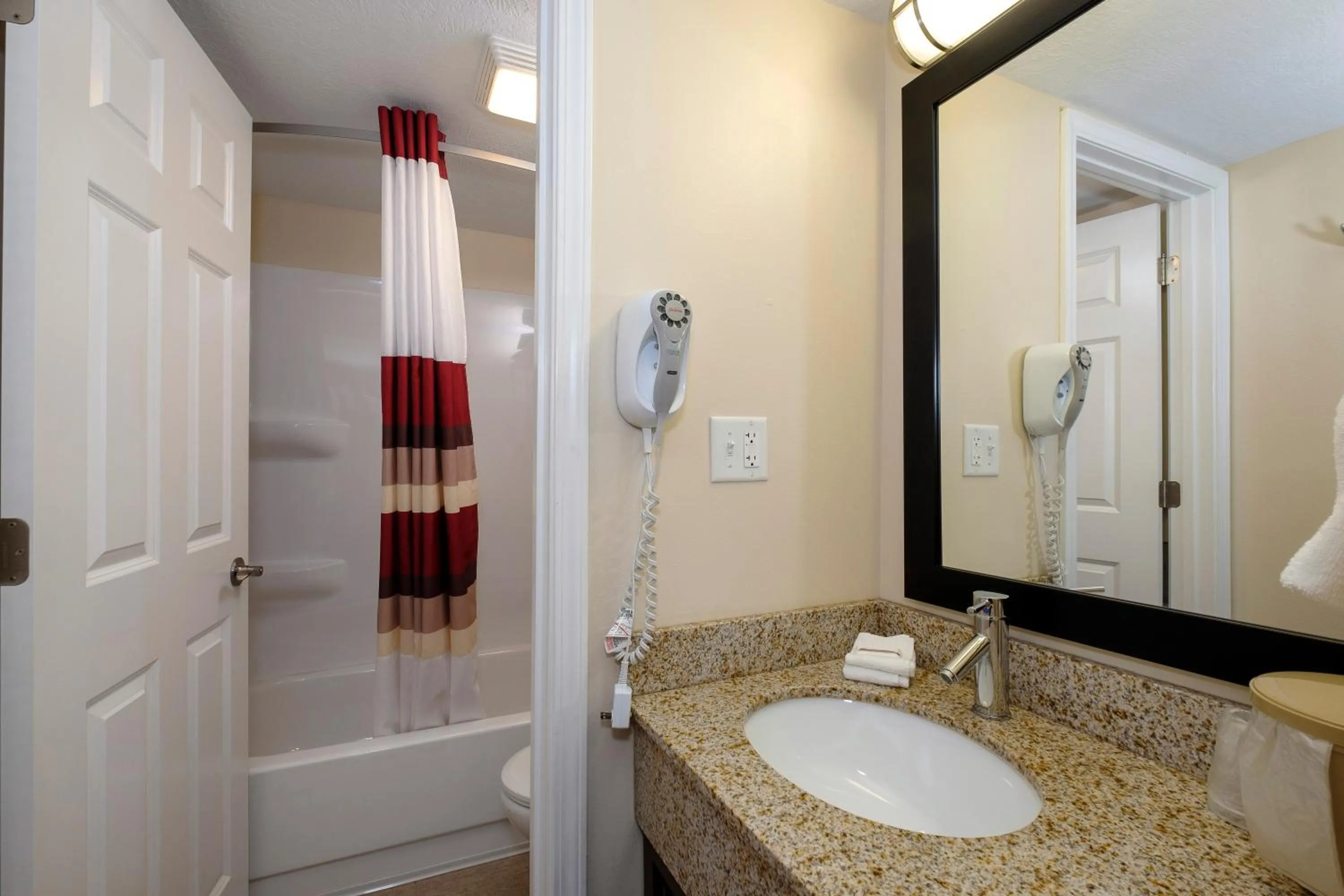 Bathroom in Red Roof Inn Vermillion - U of South Dakota