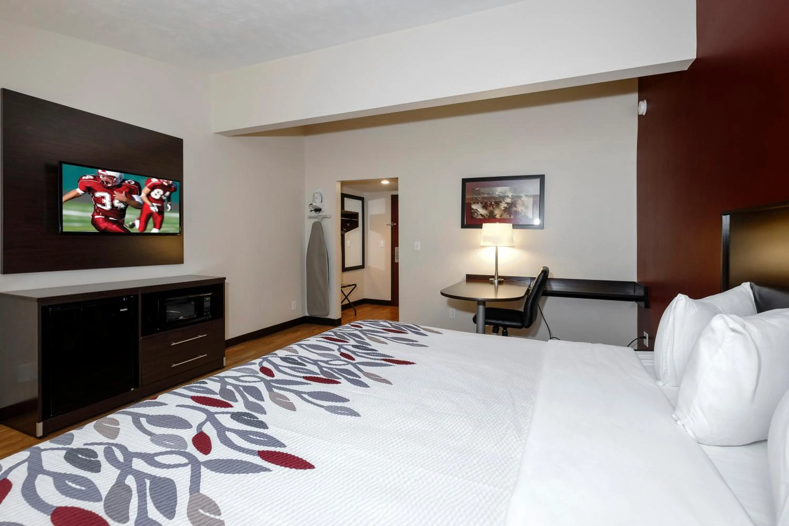 Photo of the whole room, Bed in Red Roof Inn Vermillion - U of South Dakota