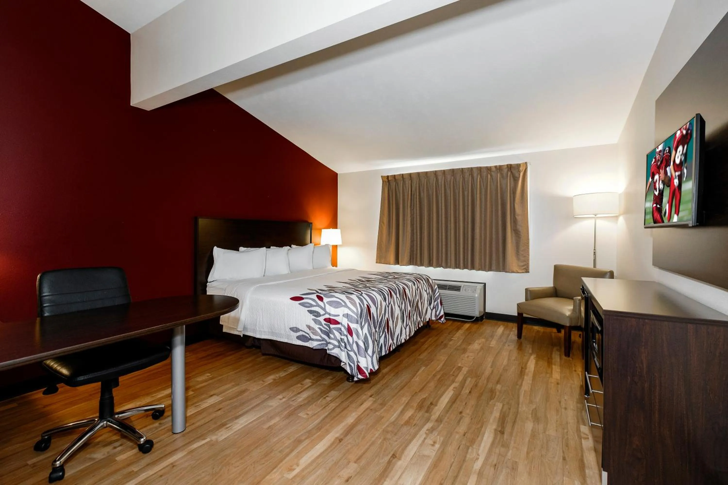 Photo of the whole room, Bed in Red Roof Inn Vermillion - U of South Dakota