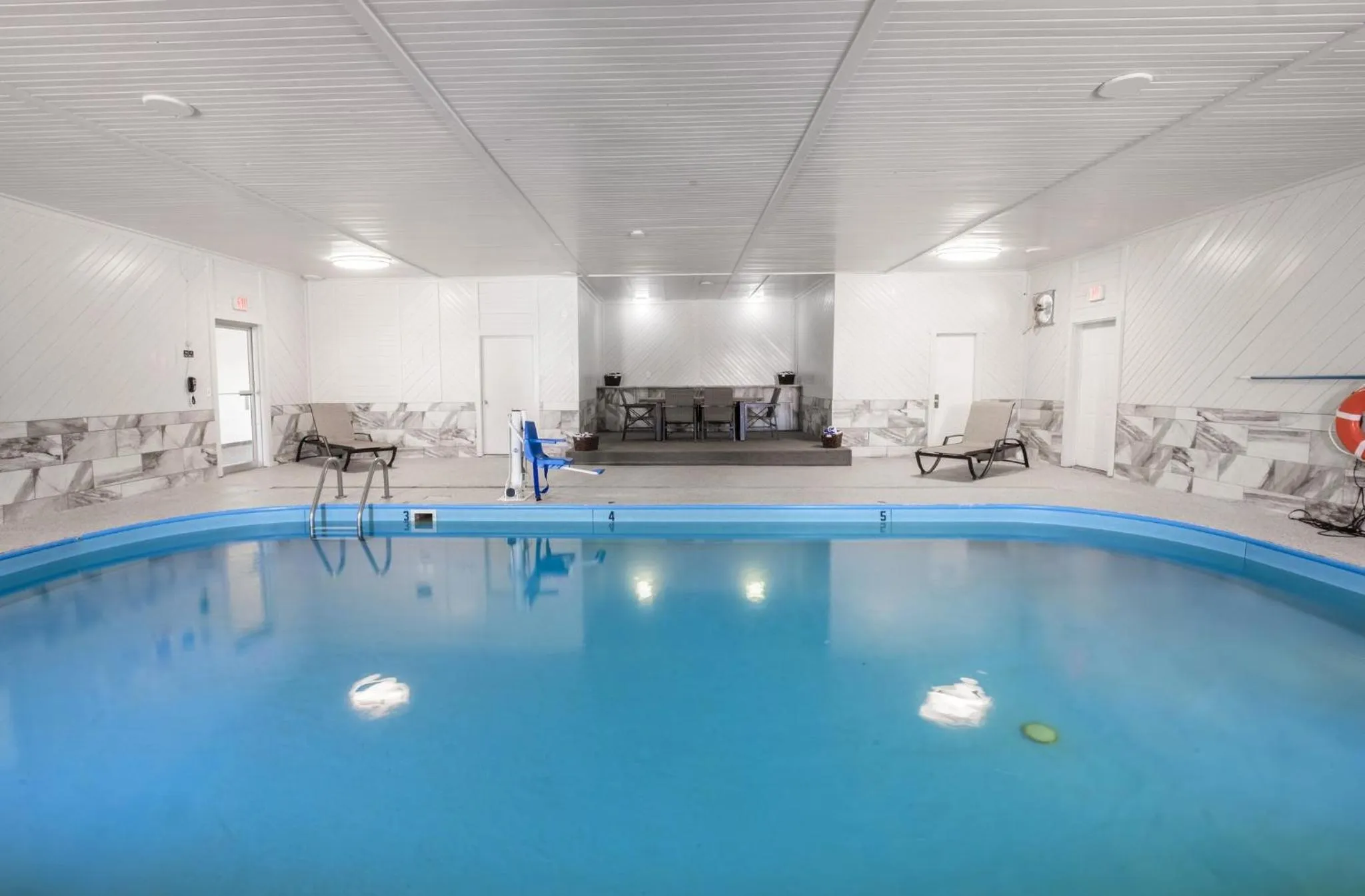 Swimming pool in Red Roof Inn Vermillion - U of South Dakota