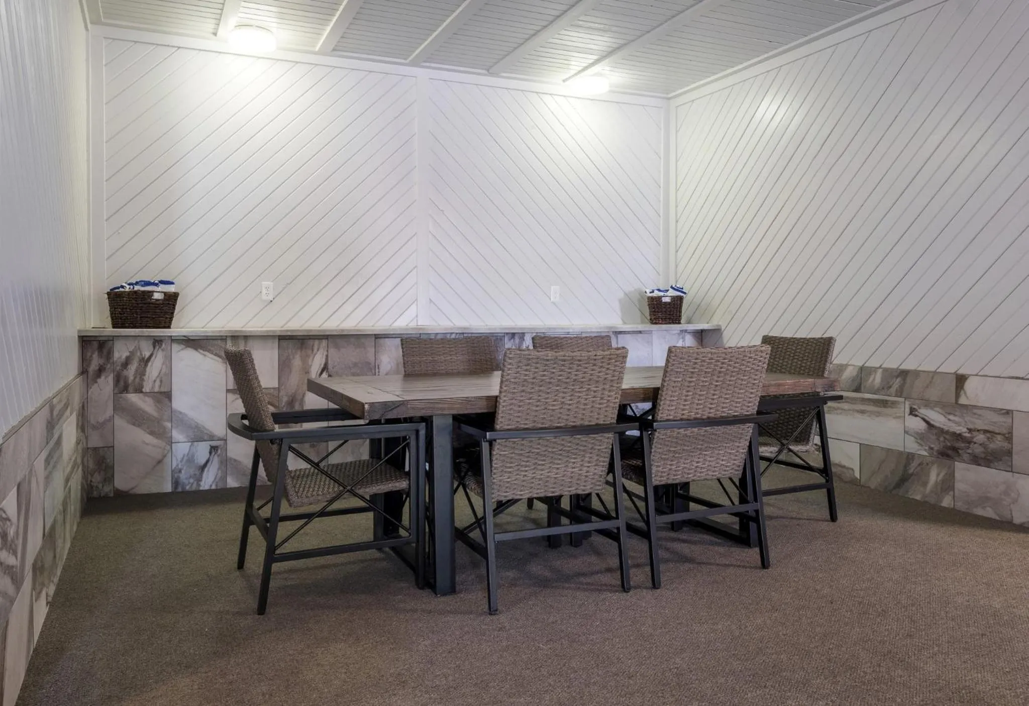 Swimming pool in Red Roof Inn Vermillion - U of South Dakota