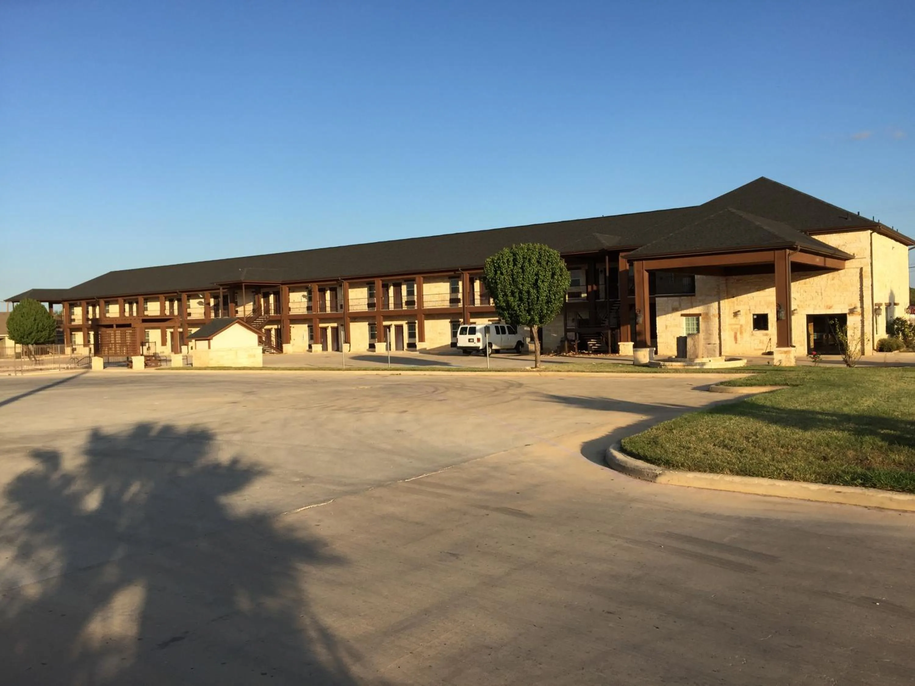 Property building in Pearsall Inn and Suites