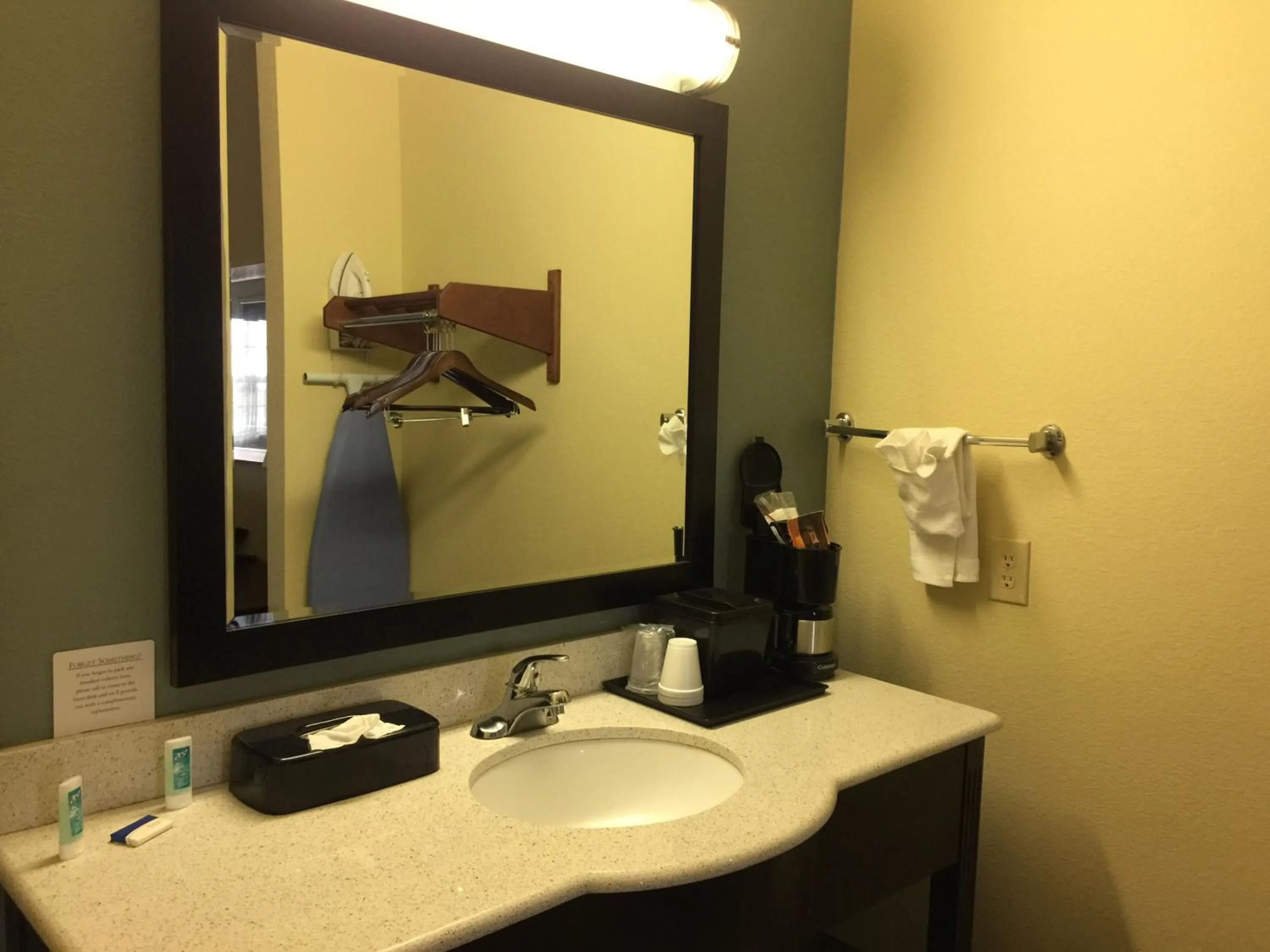 Pearsall Inn and Suites