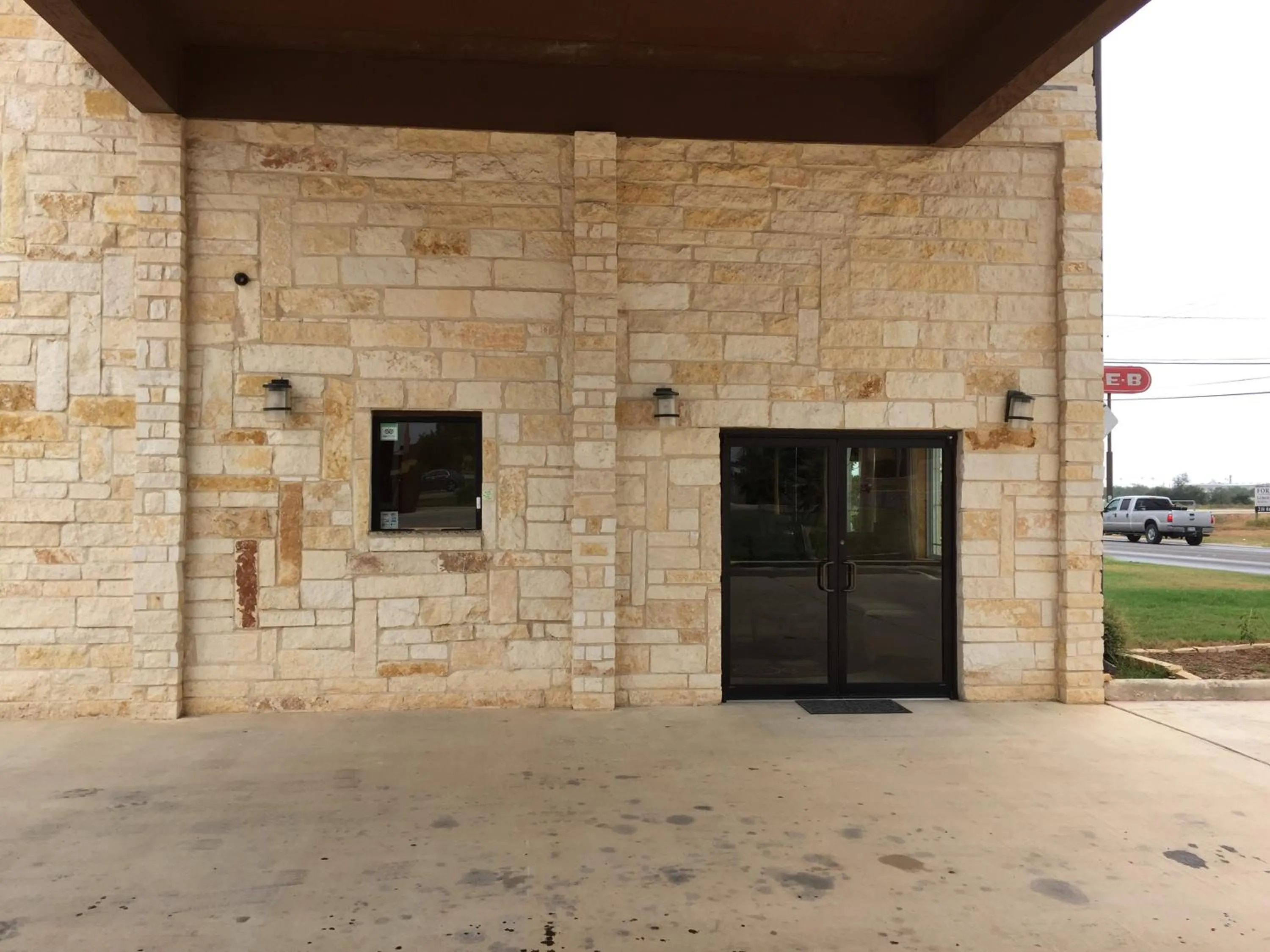 Facade/entrance in Pearsall Inn and Suites
