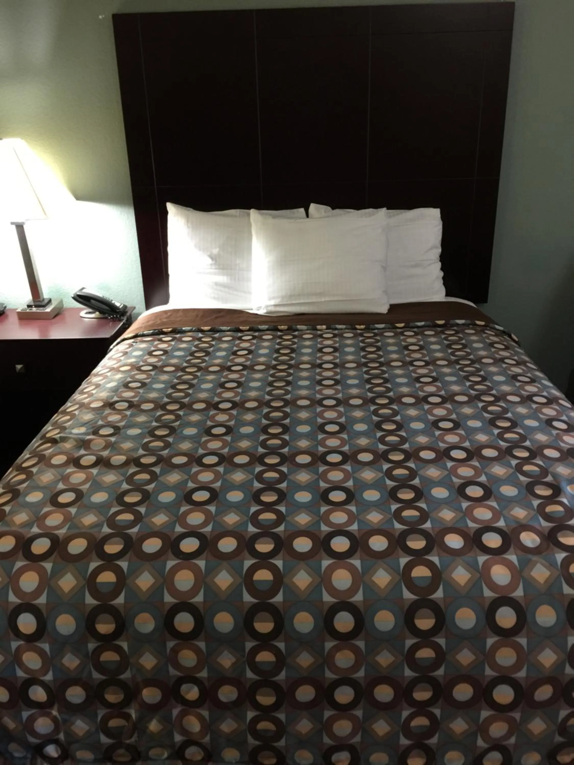 Bed in Pearsall Inn and Suites