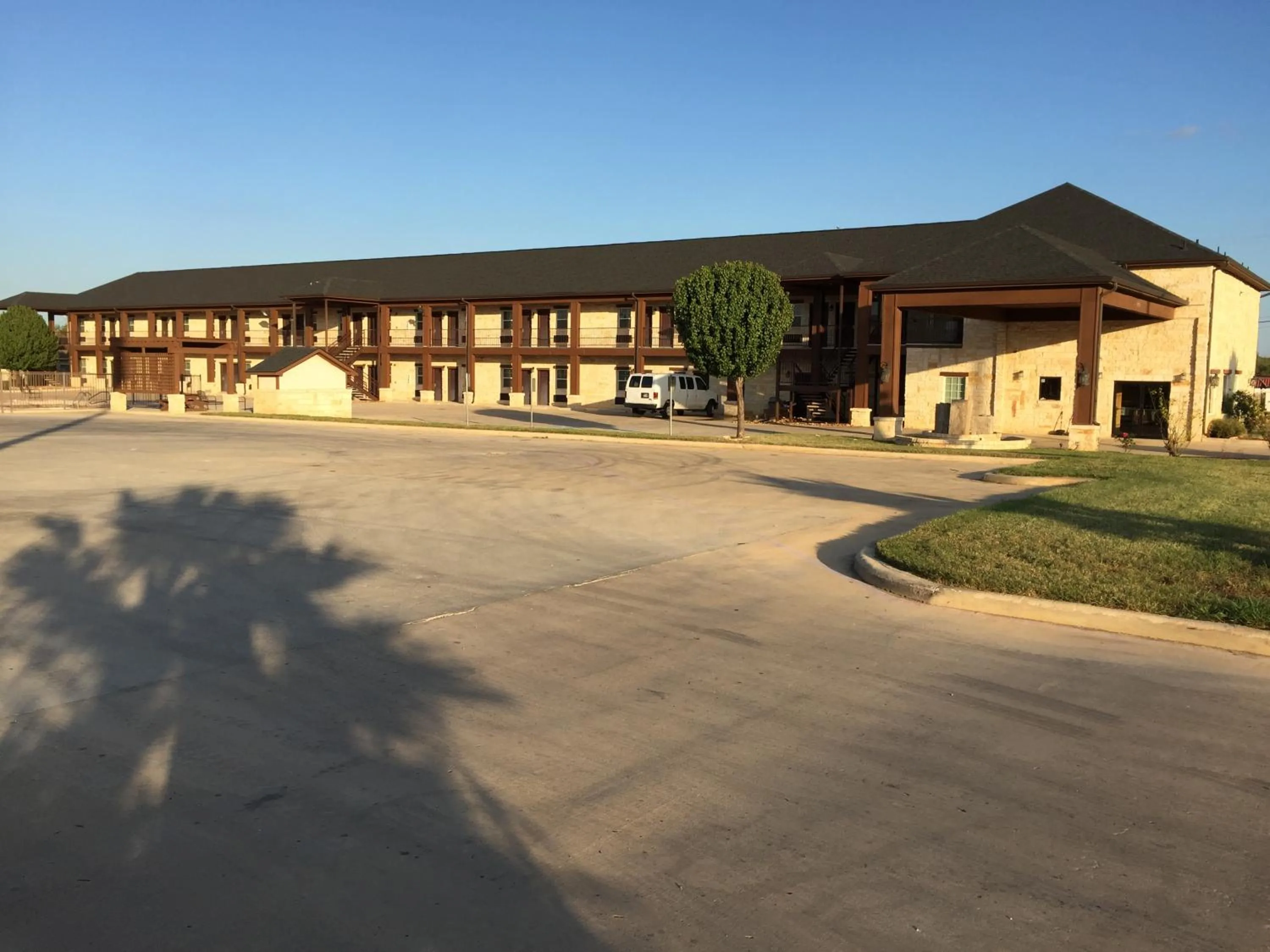 Property building in Pearsall Inn and Suites