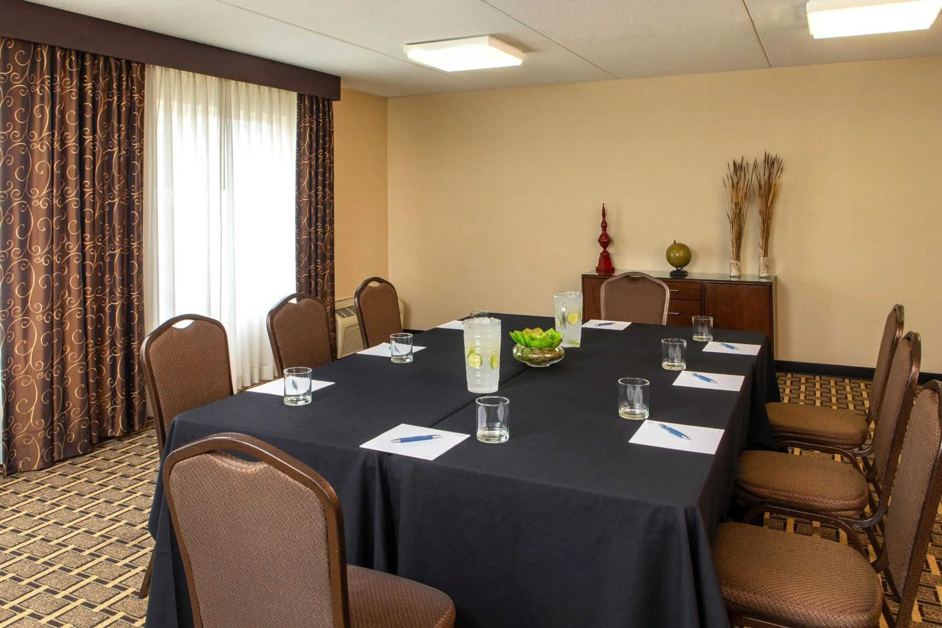 Meeting/conference room in Four Points by Sheraton Kalamazoo