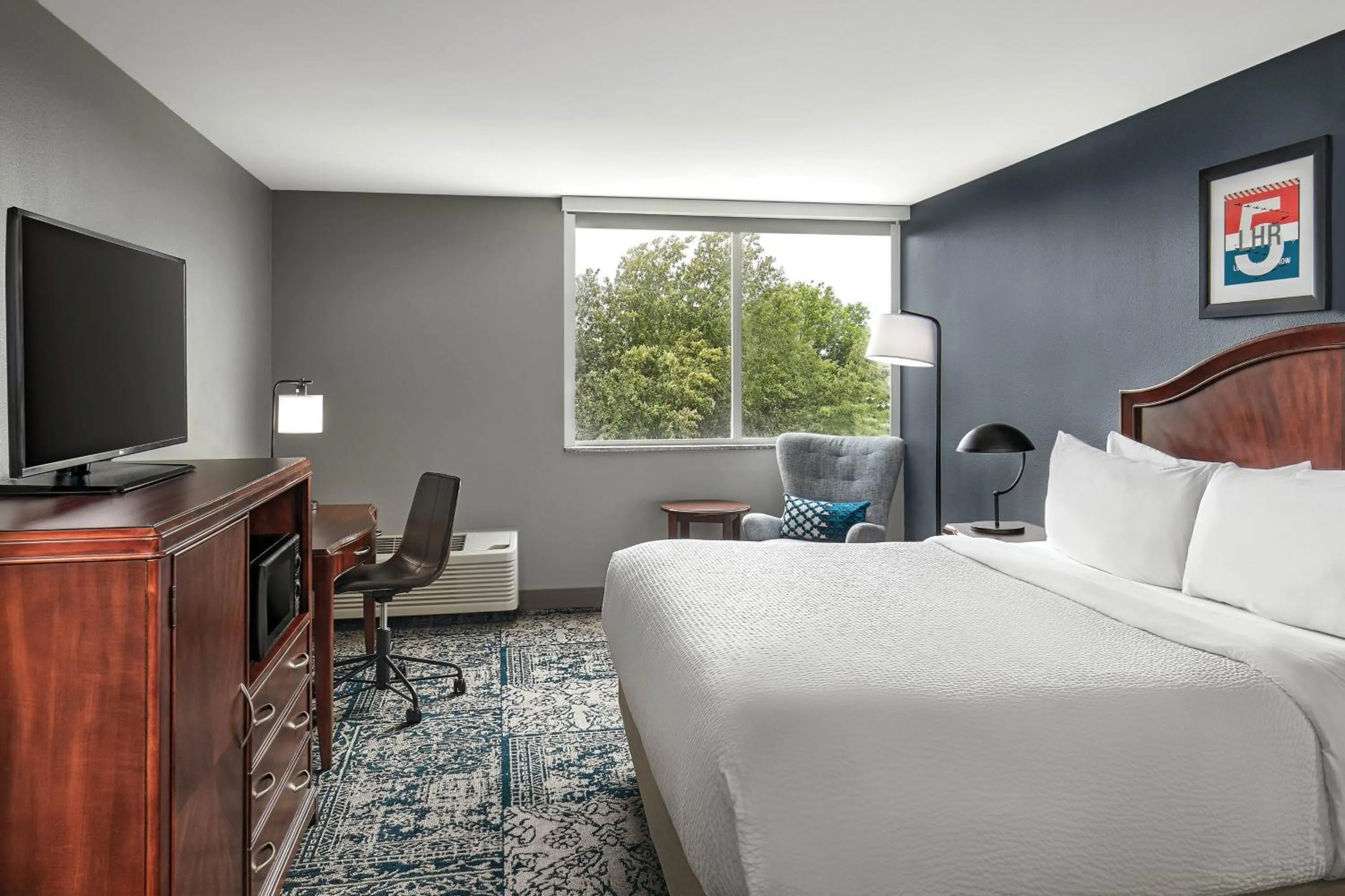 Photo of the whole room, Bed in Four Points by Sheraton Kalamazoo