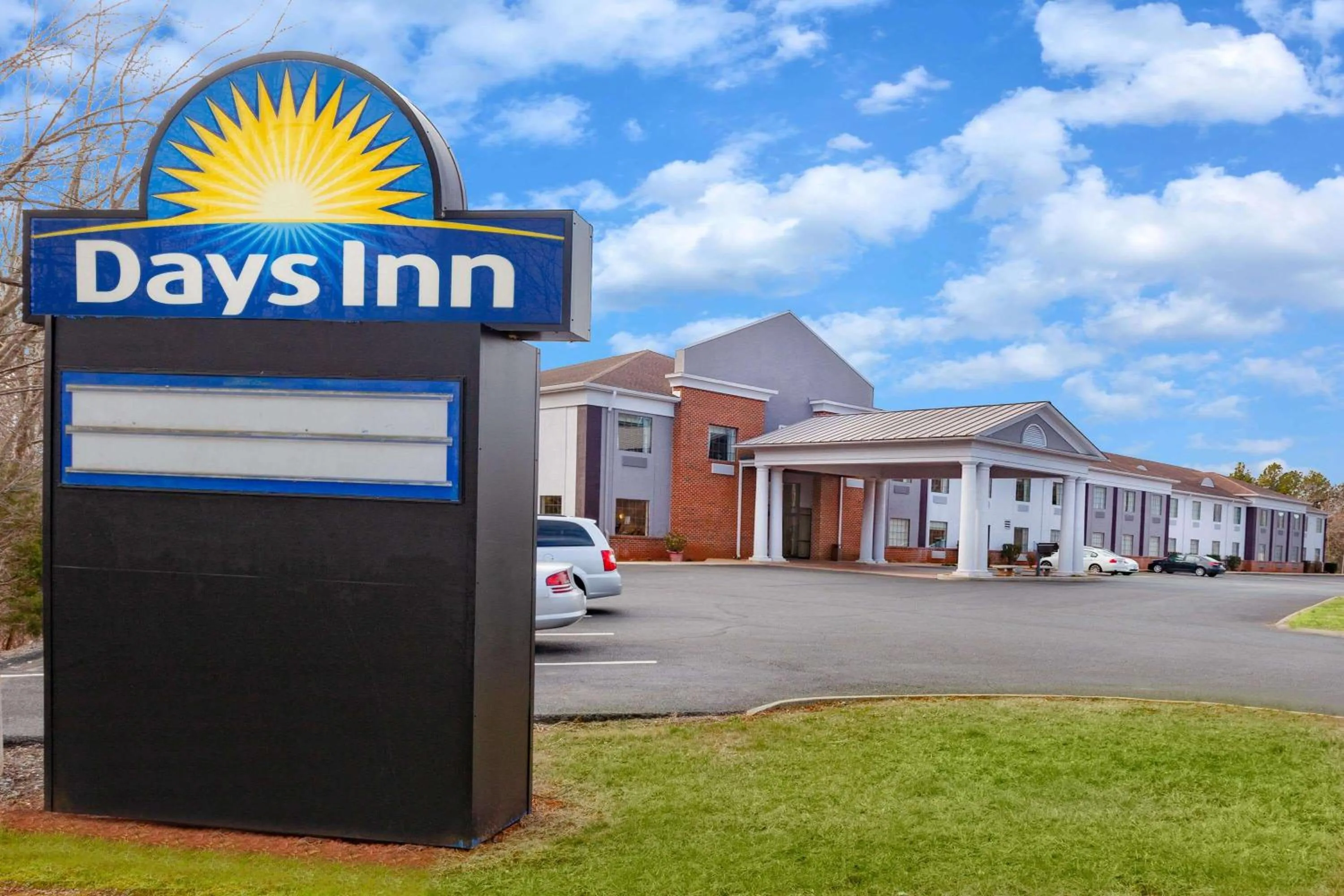 Property building in Days Inn by Wyndham Alta Vista