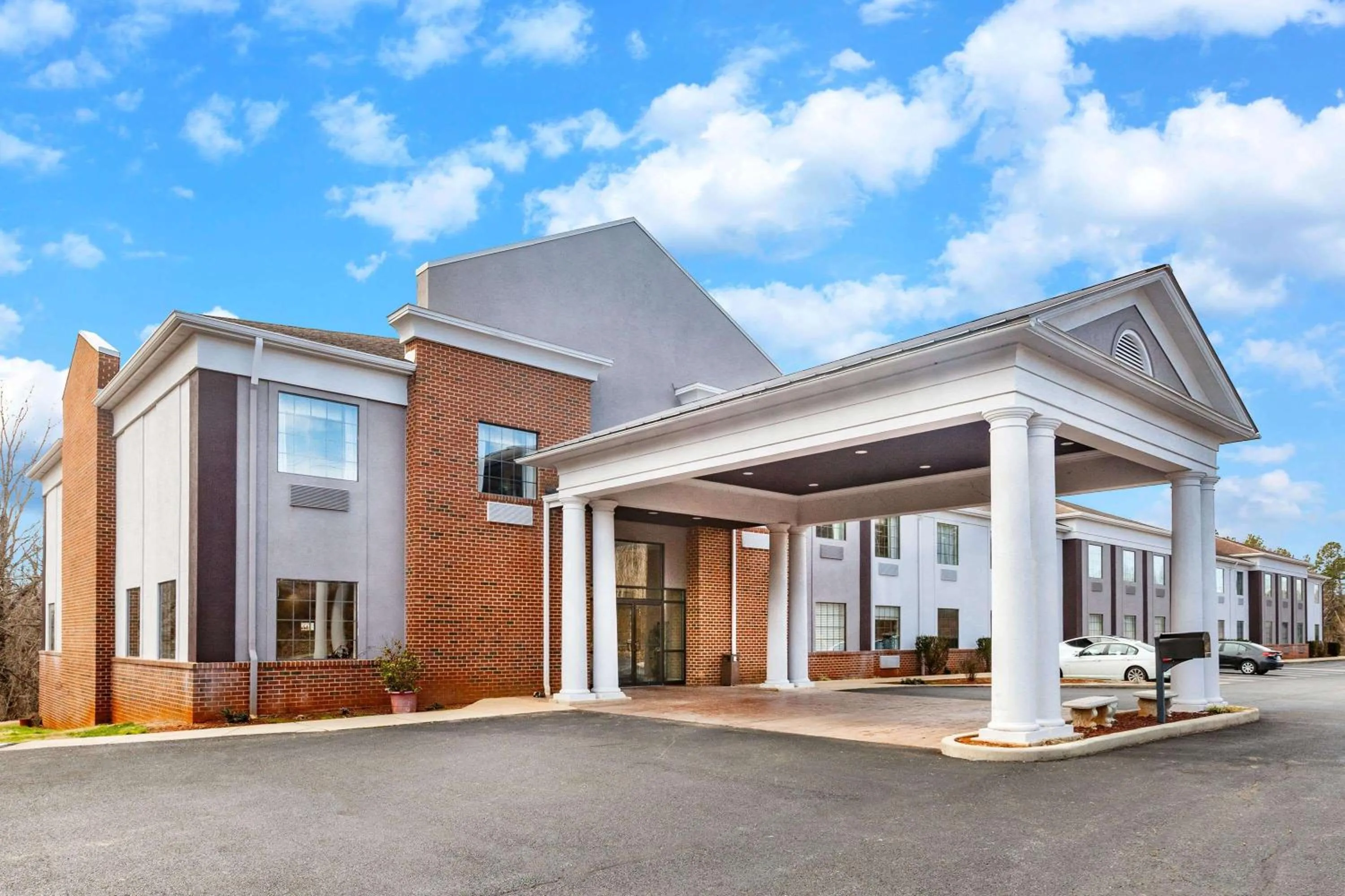 Property building in Days Inn by Wyndham Alta Vista