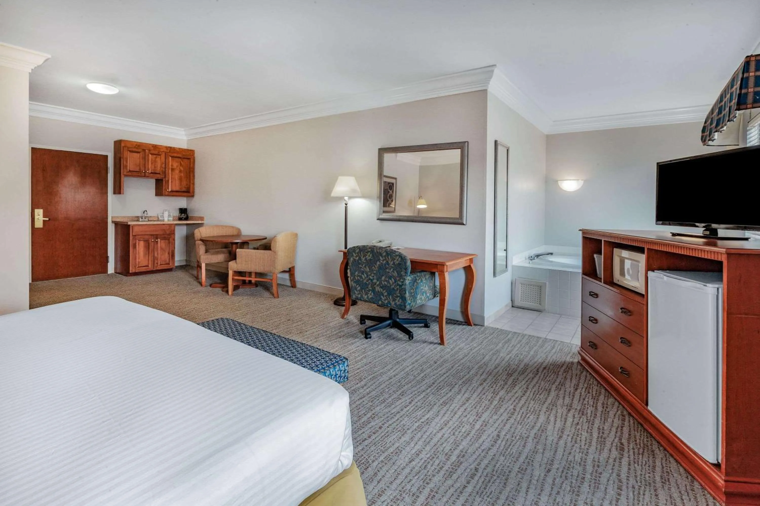 Photo of the whole room, Bed in Days Inn by Wyndham Alta Vista
