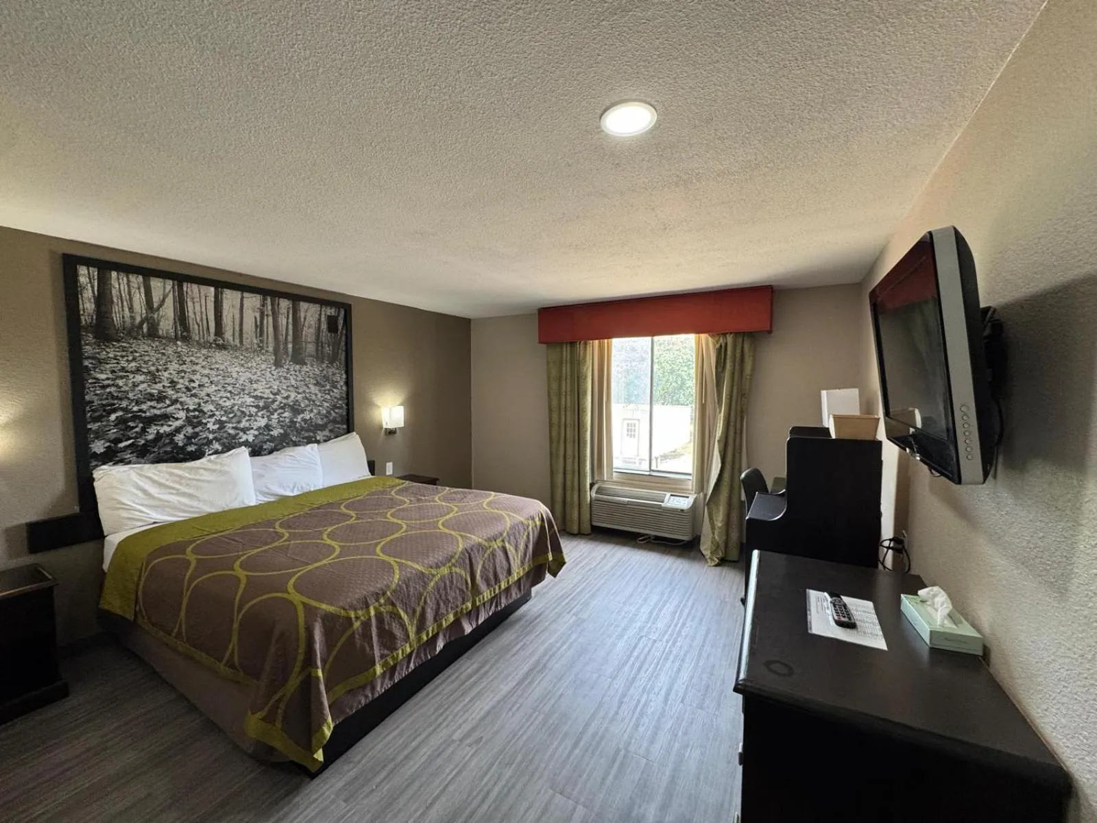 Bed in Texarkana Inn