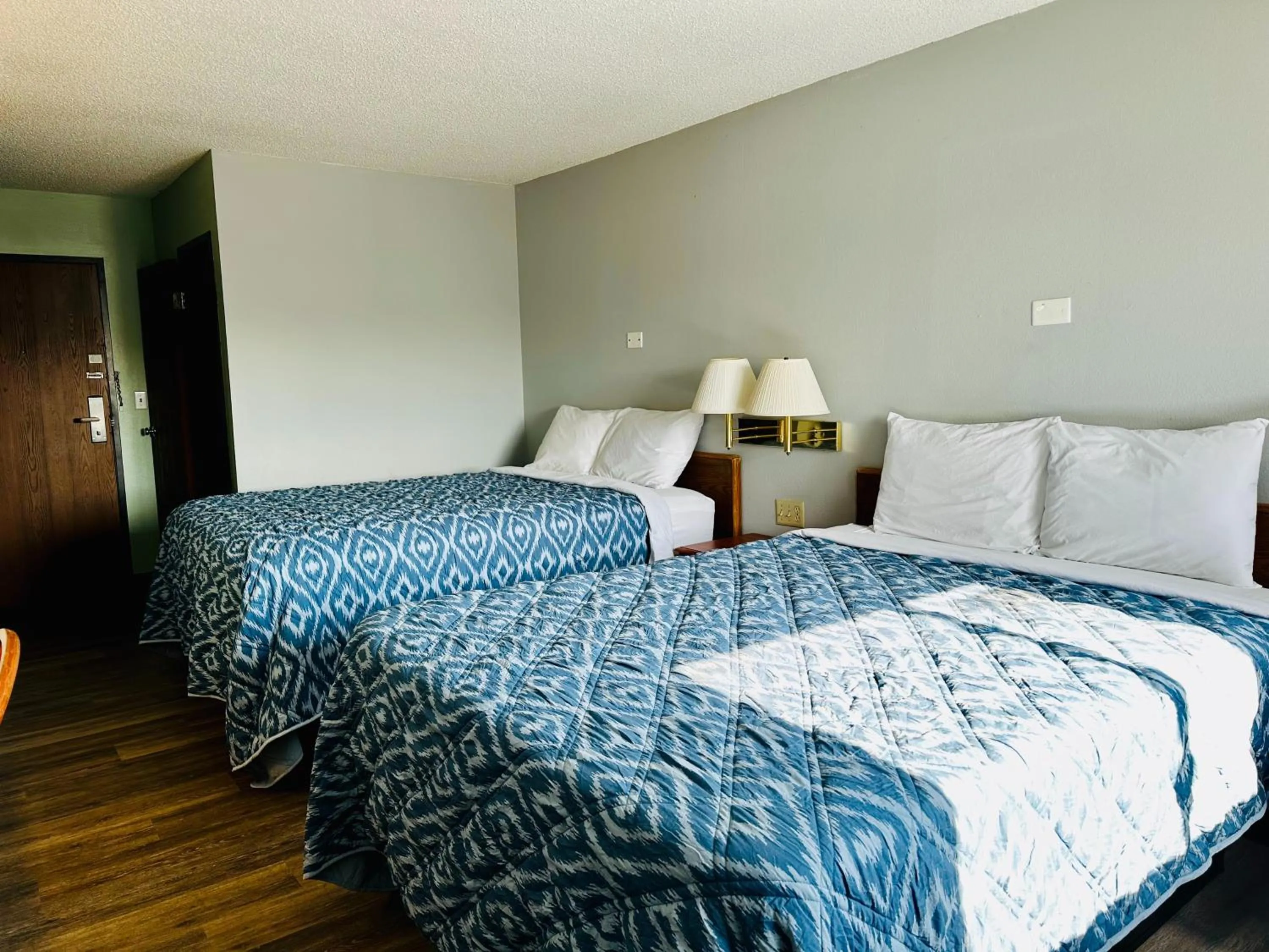 Bedroom, Bed in American Inn Ozark