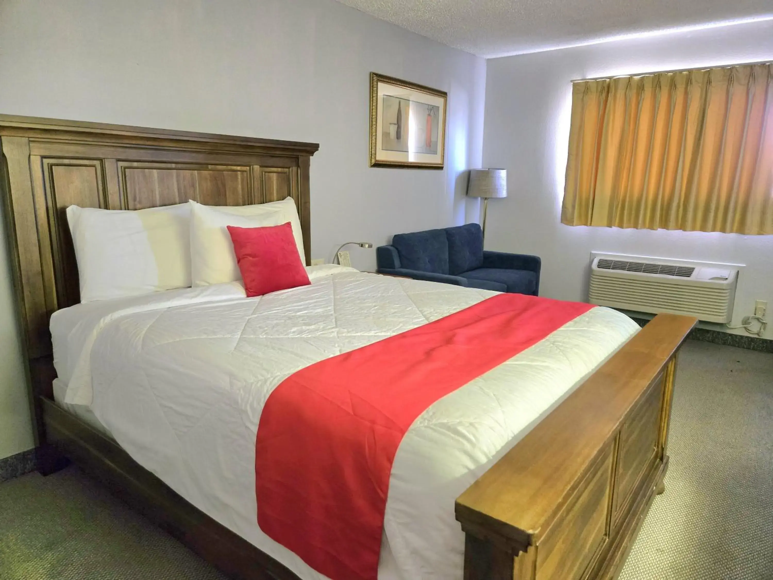 Standard Queen Room in American Inn Ozark Standard Queen Room in American Inn Ozark