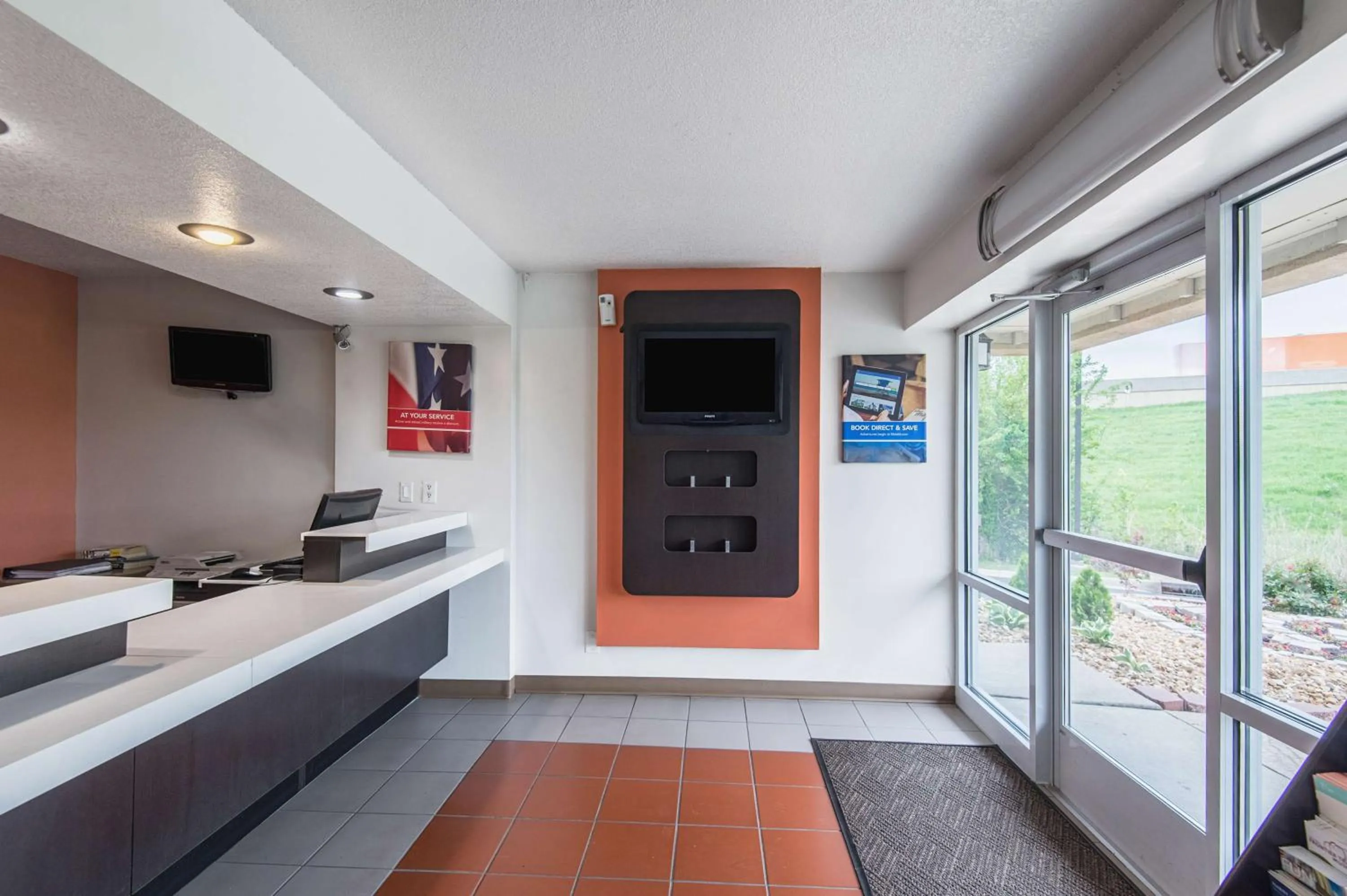 Coffee/tea facilities in Motel 6-Overland Park, KS