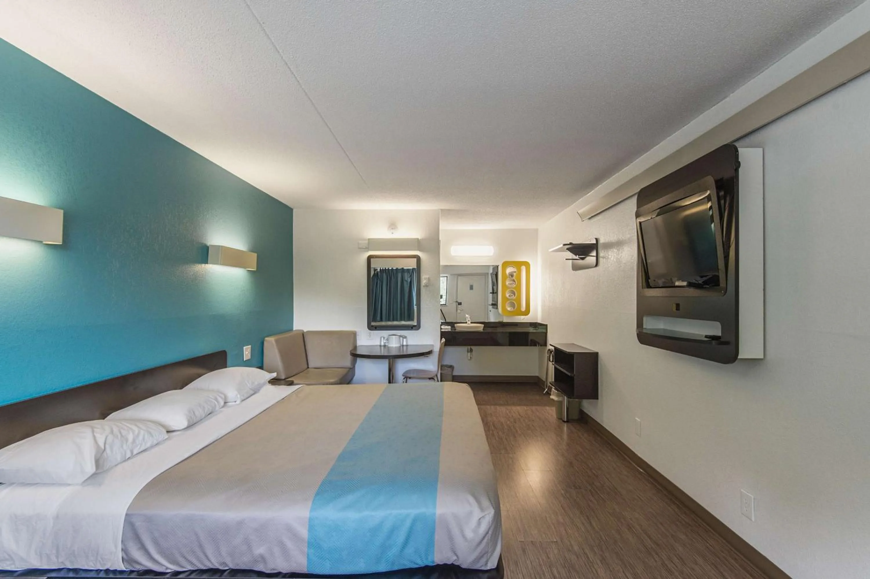 Bedroom, Bed in Motel 6-Overland Park, KS