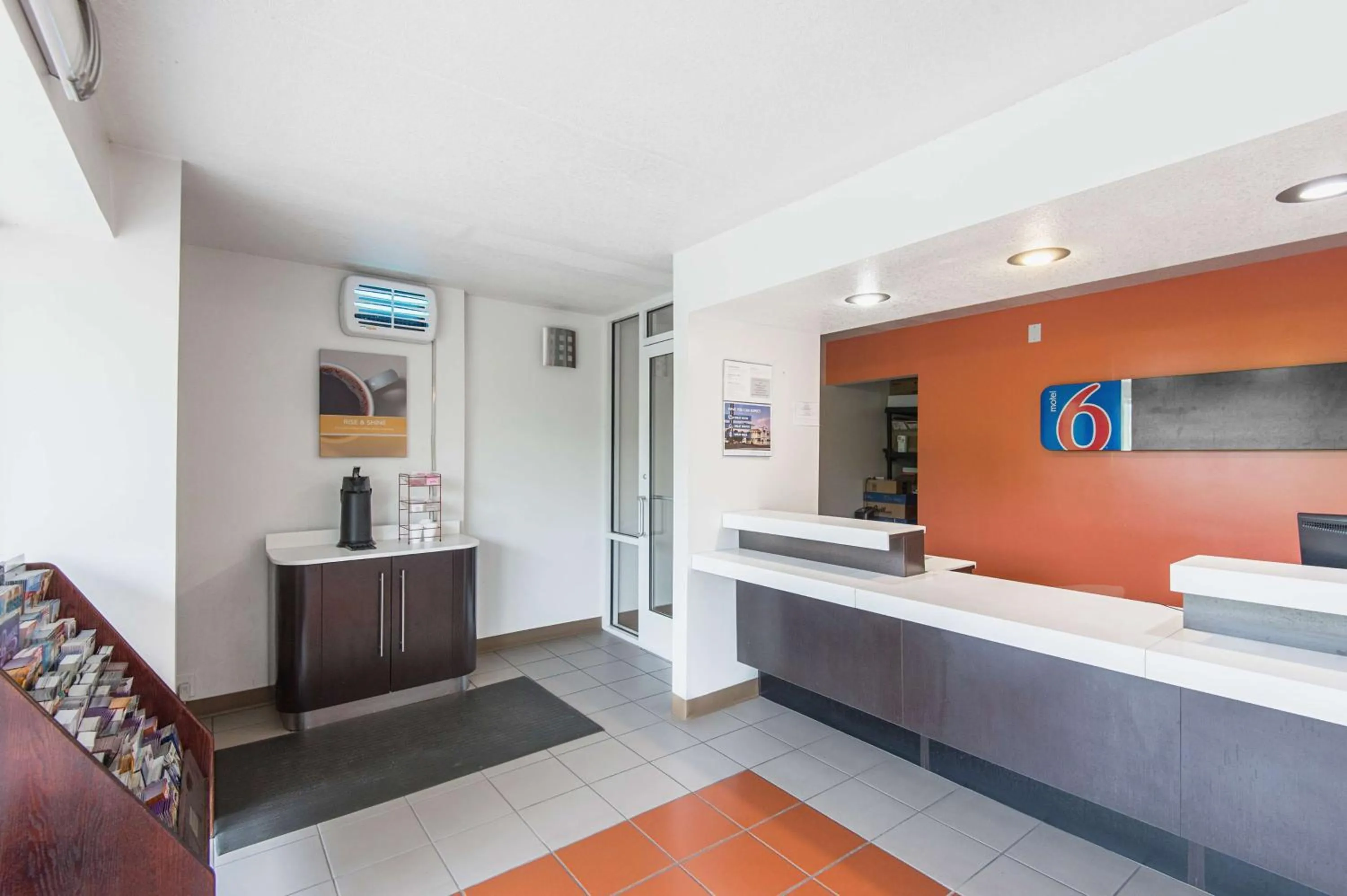 Coffee/tea facilities in Motel 6-Overland Park, KS