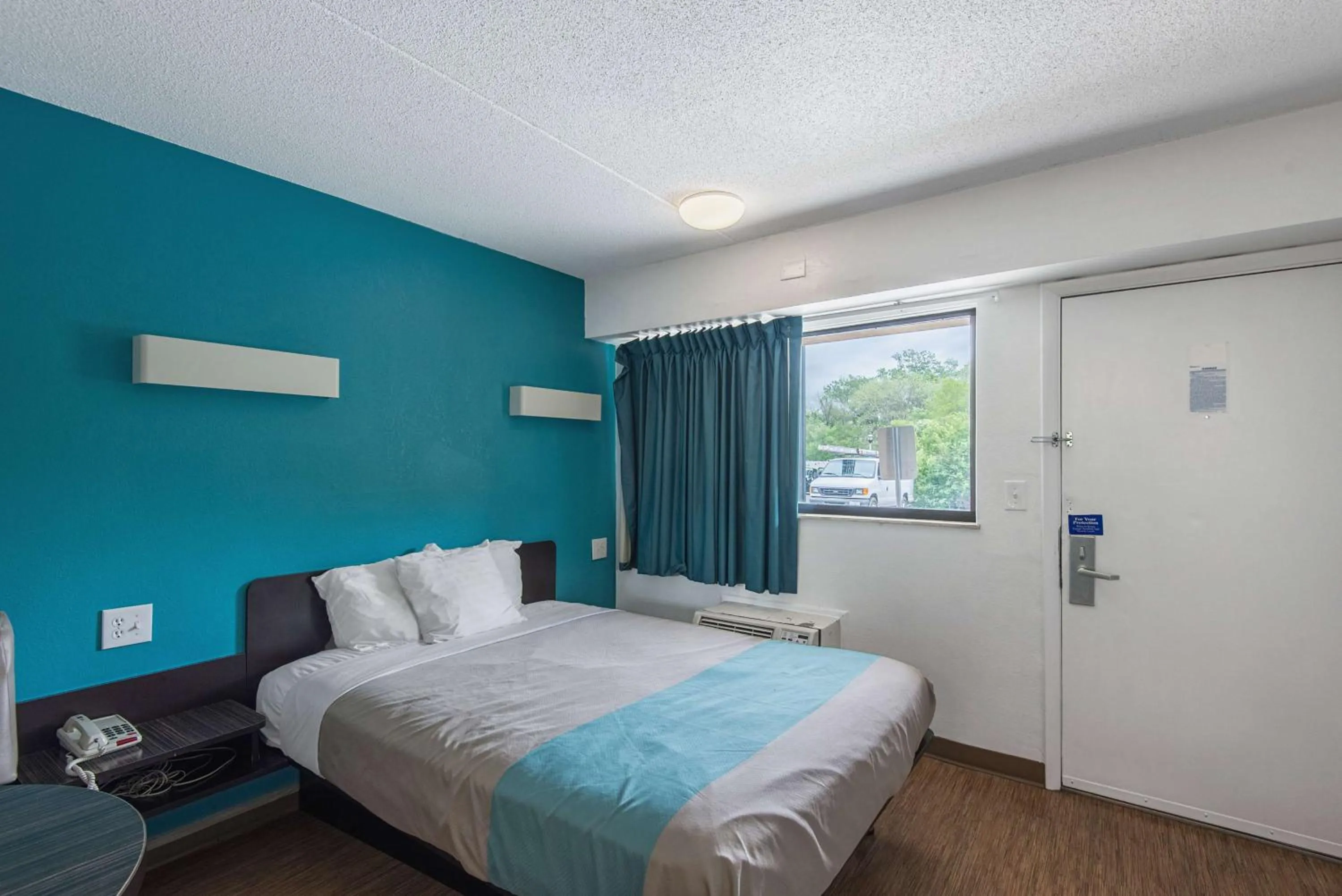 Bedroom, Bed in Motel 6-Overland Park, KS