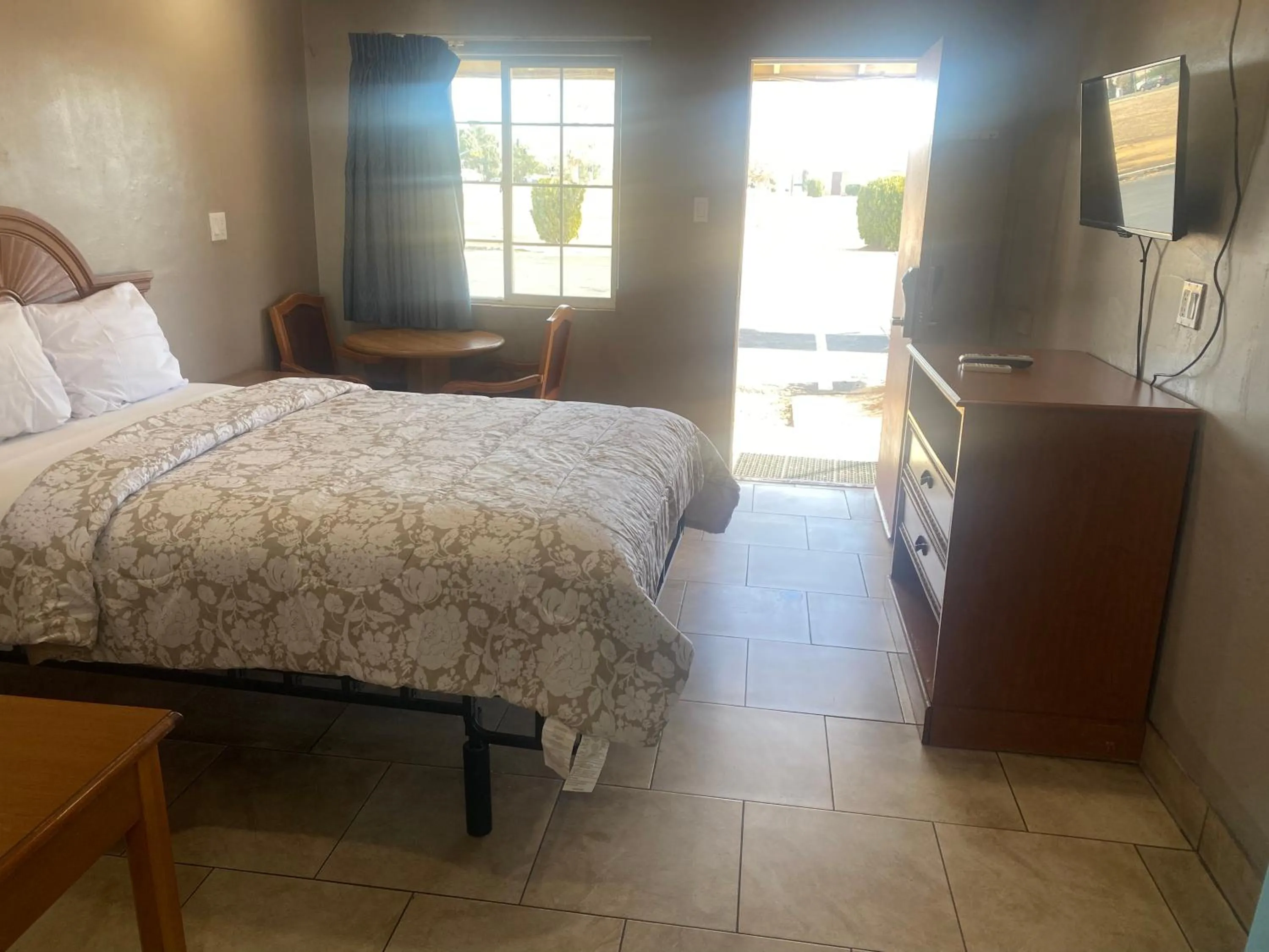 Bed in Apple Valley Motel