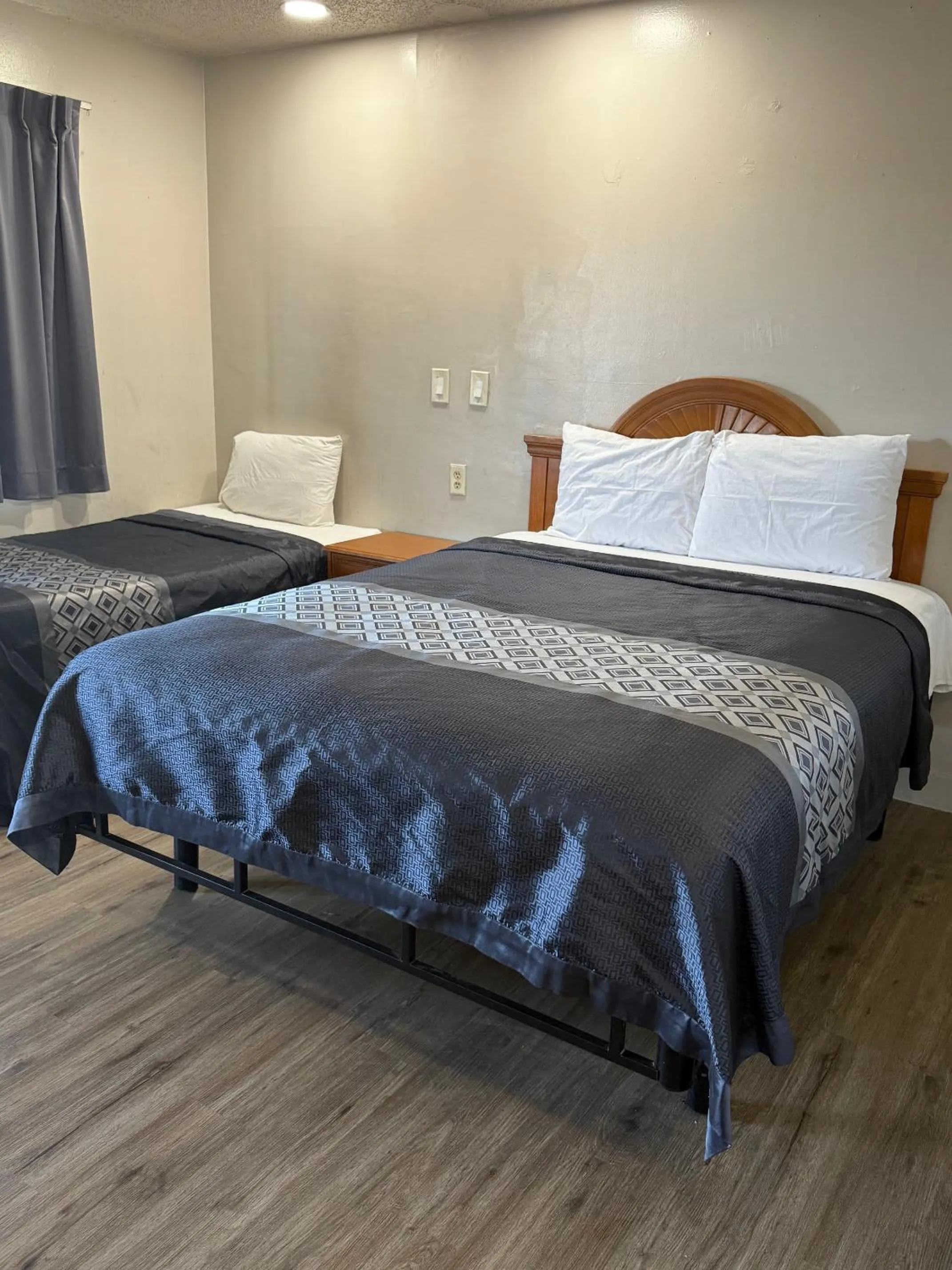 Bed in Apple Valley Motel