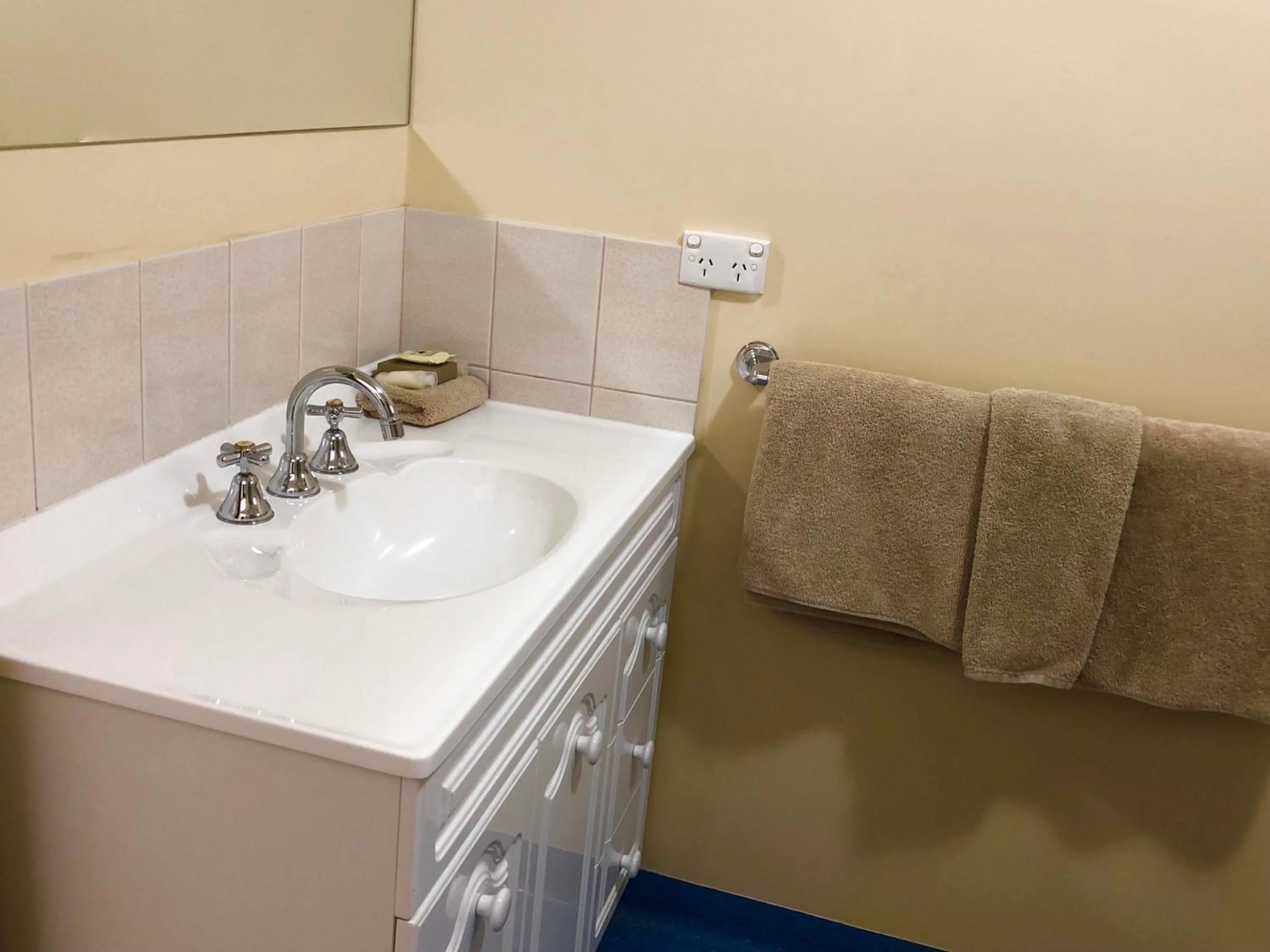 Bathroom in Sheffield Motor Inn